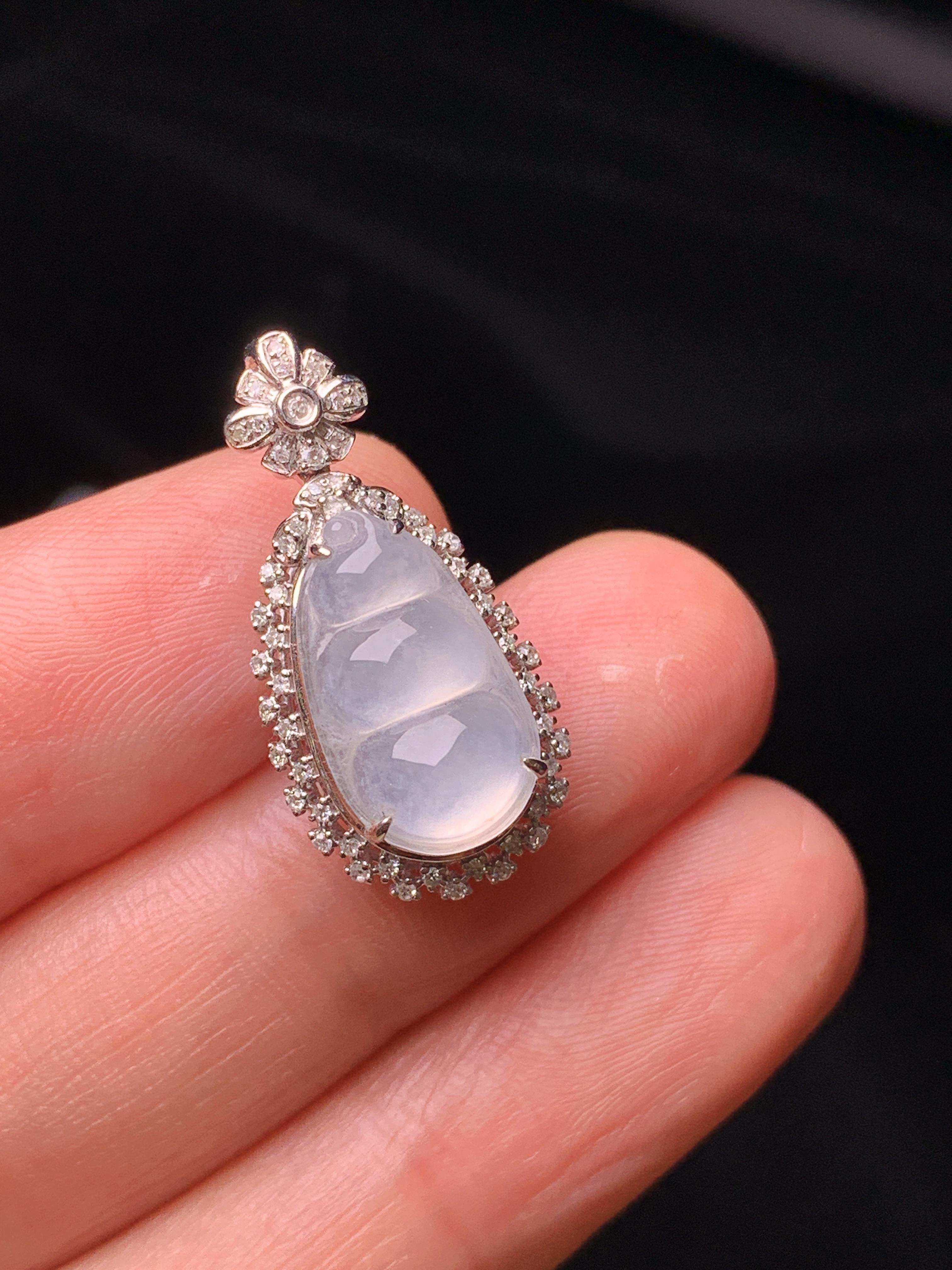 18k金钻镶嵌冰种四季豆吊坠 玉质细腻 色泽艳丽清新 水润亮眼 整体尺寸23.8*11.8*9