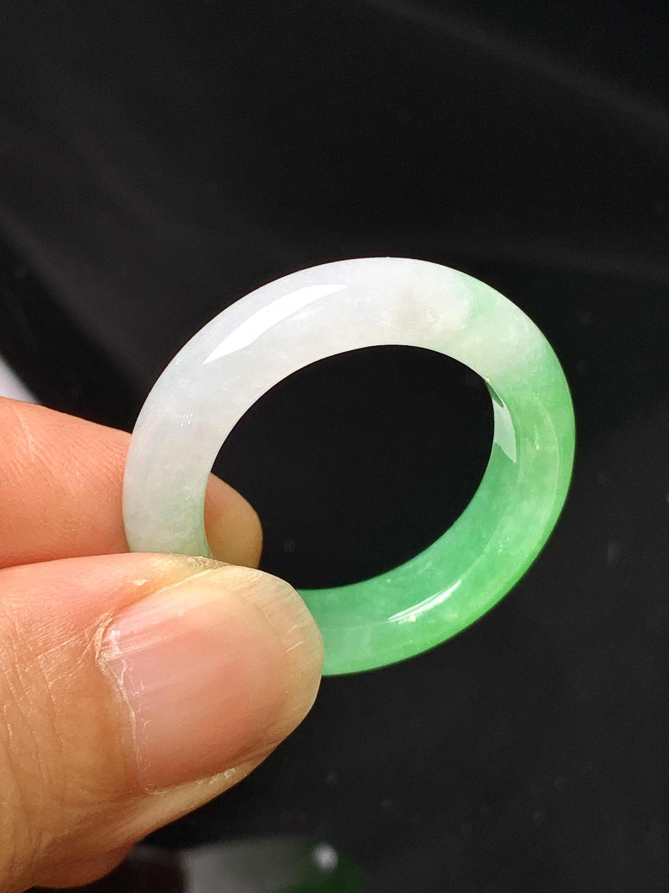 翠绿指环 玉质细腻 色泽艳丽清新 圈口23 整体尺寸29*6.2*4.6