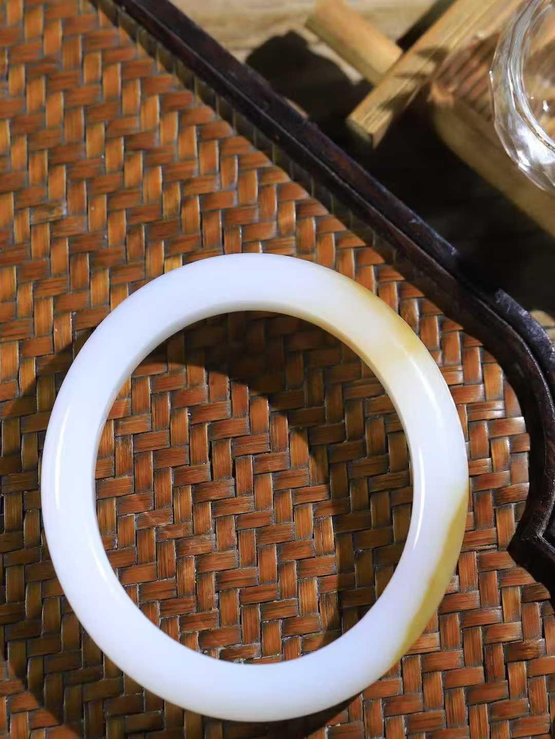 【贵妃镯.玉腕清响】    

精品和田玉糖白玉贵妃镯，玉质温润细腻 油性十足 相传杨贵妃十分喜爱椭圆形态手镯，后人称其为贵妃镯。因其形与人手腕形相吻合，佩戴更服帖，别具妩媚风格。
重45.3克   正圈内径51-48.5mm尺寸12-8mm   fDL-10181016