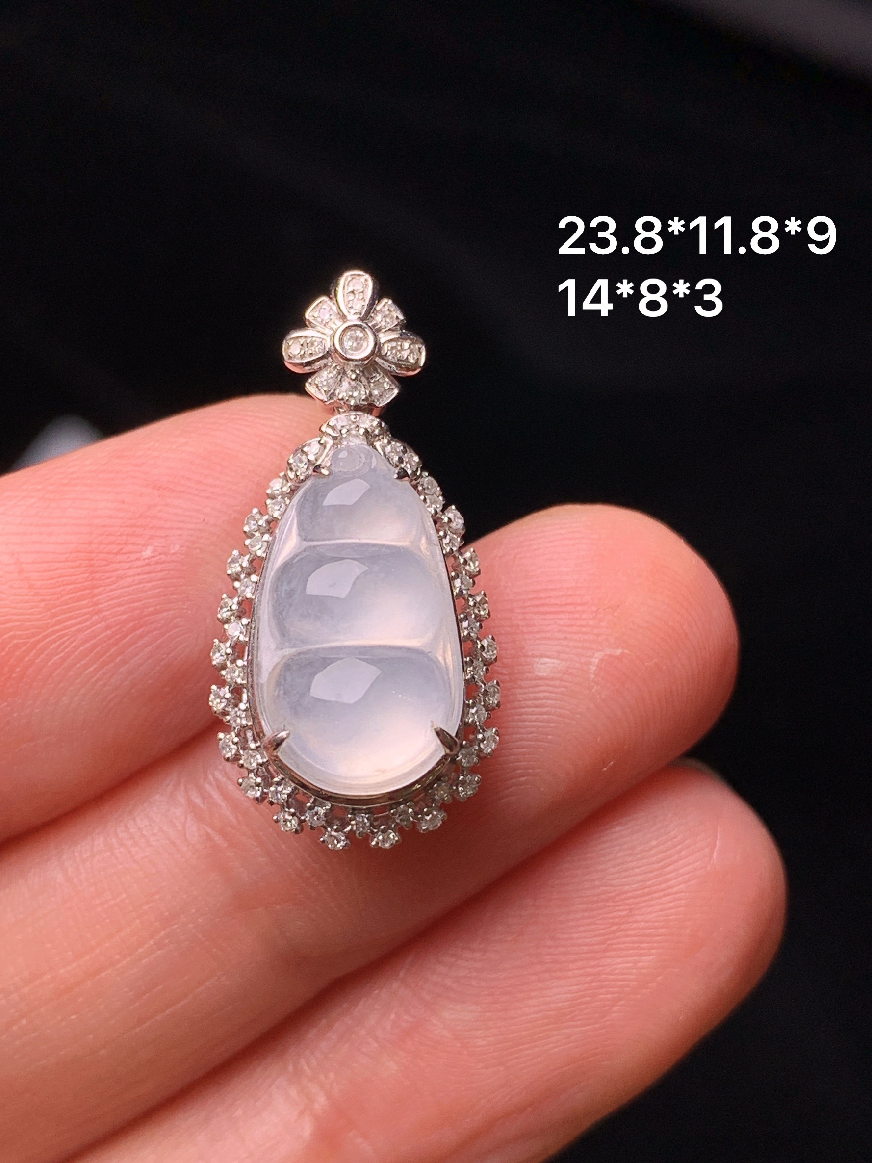 18k金钻镶嵌冰种四季豆吊坠 玉质细腻 色泽艳丽清新 水润亮眼 整体尺寸23.8*11.8*9