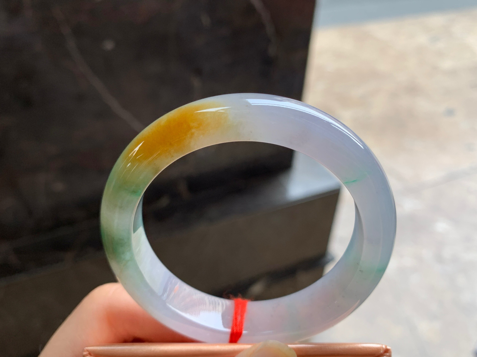 53-12.6-8.5

黄加绿手镯^_^玉质温润 细腻