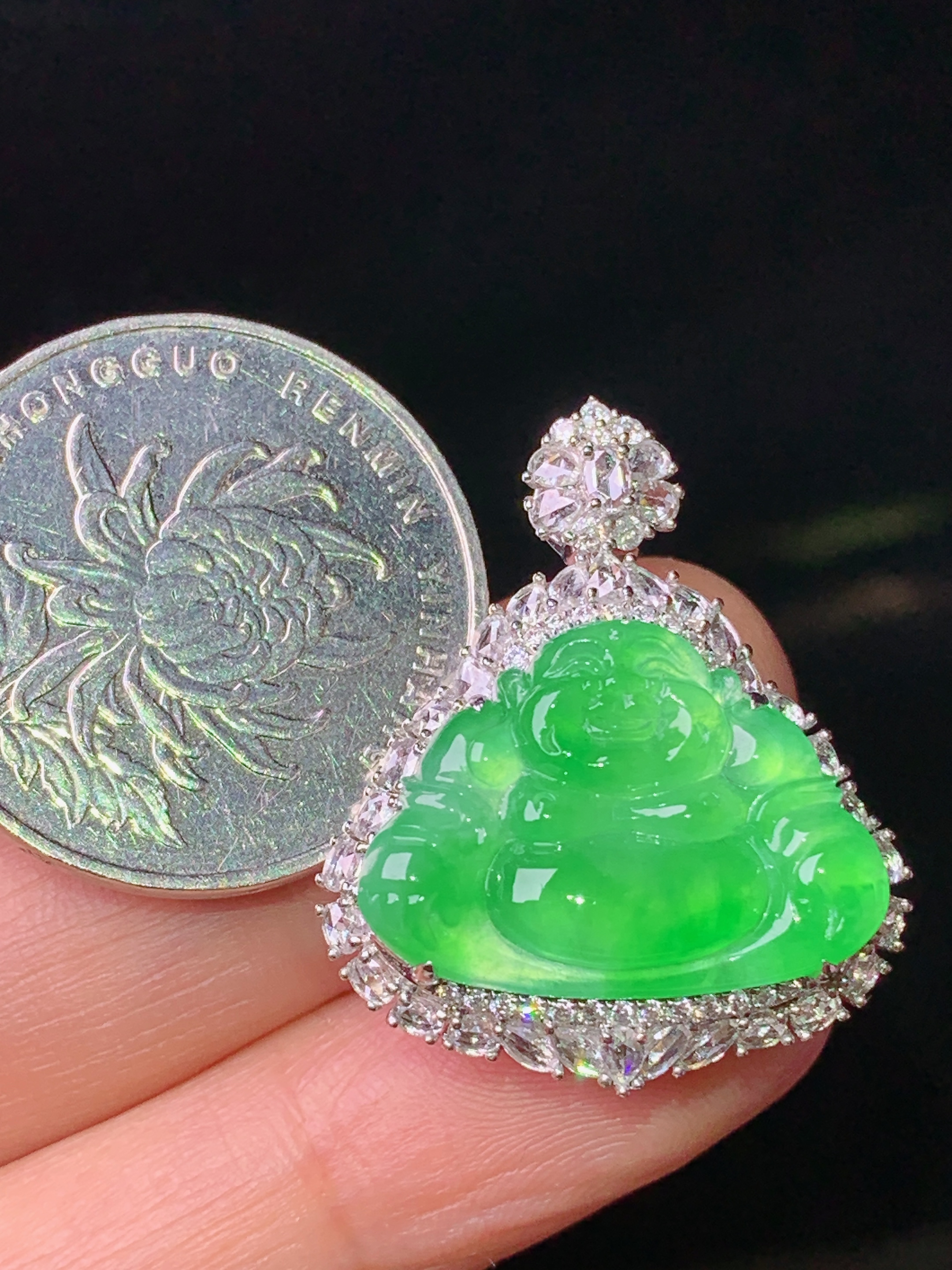 18k金钻镶嵌满绿佛公吊坠 玉质细腻 色泽艳丽清新 水润亮眼 整体尺寸28.5*23.8*11.3