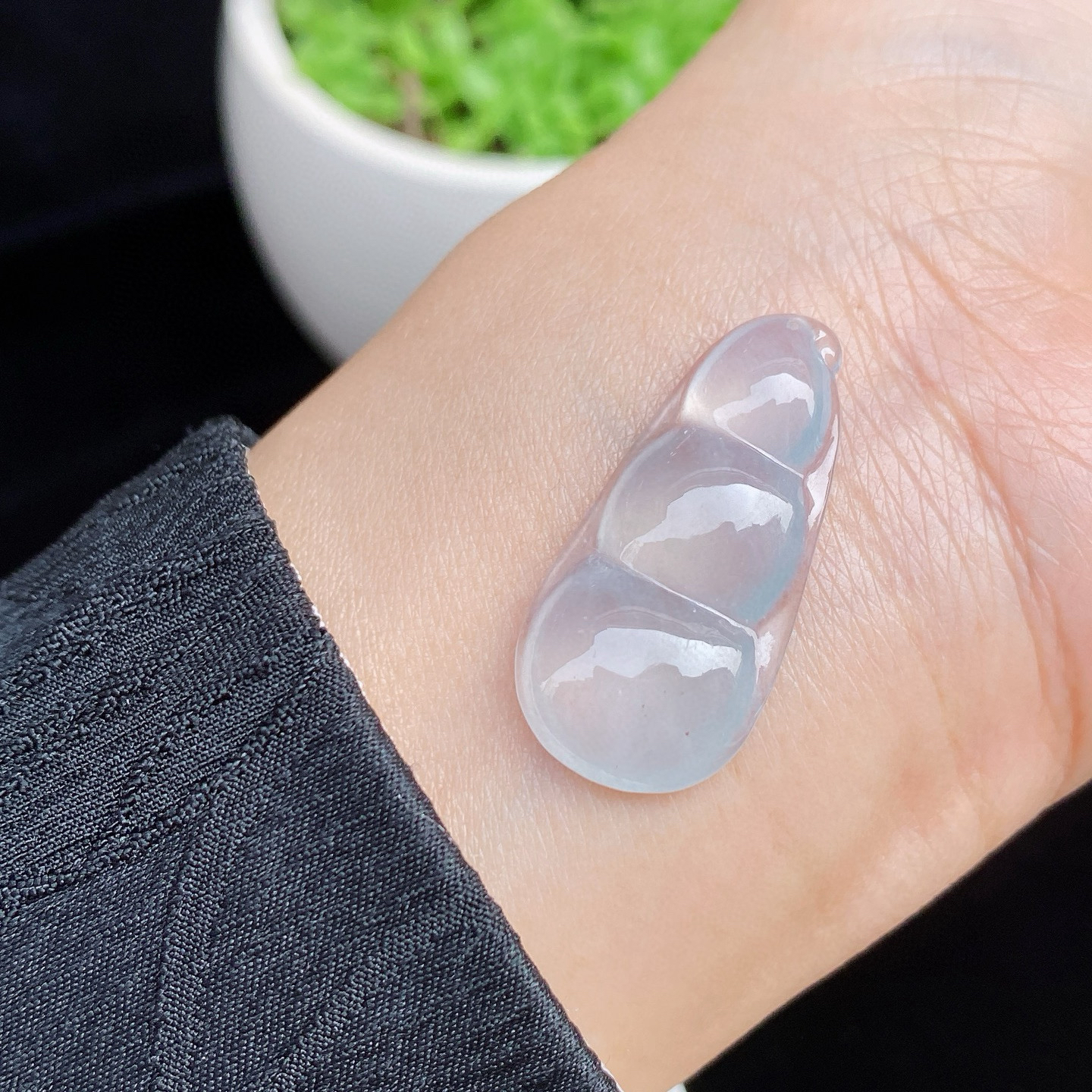 冰种福豆
冰透水润，质地细腻
三颗豆荚圆润饱满