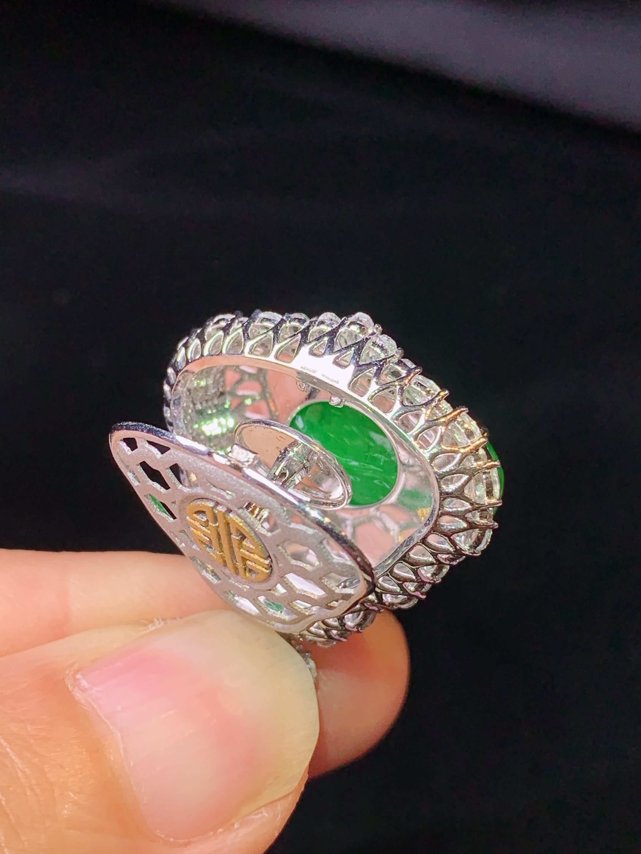 18k金钻镶嵌满绿佛公吊坠 玉质细腻 色泽艳丽清新 水润亮眼 整体尺寸26.5*23.6*9