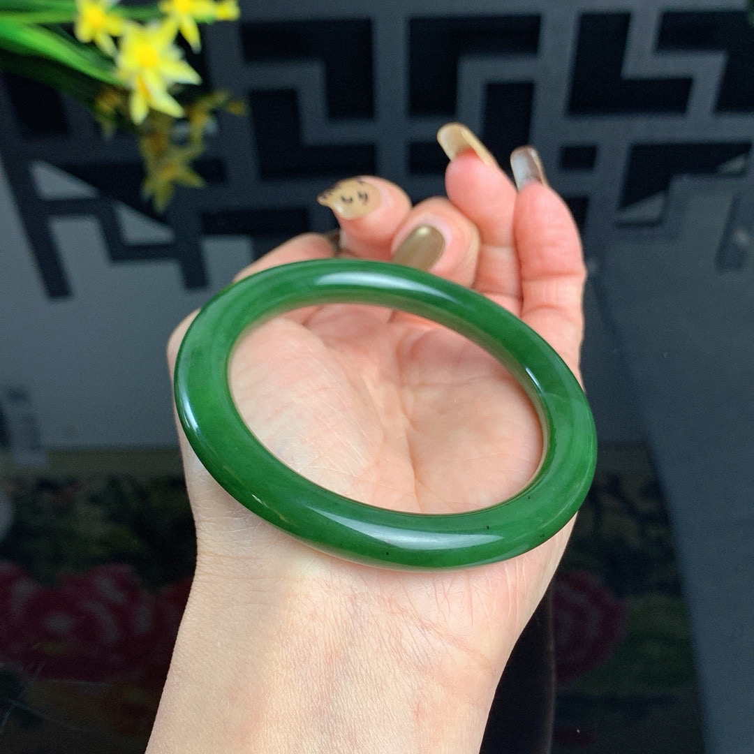 和田玉56.5圈口菠菜绿圆条碧玉手镯！玉质细腻油润 底色纯净 无纹裂 脂粉好，品质好！
