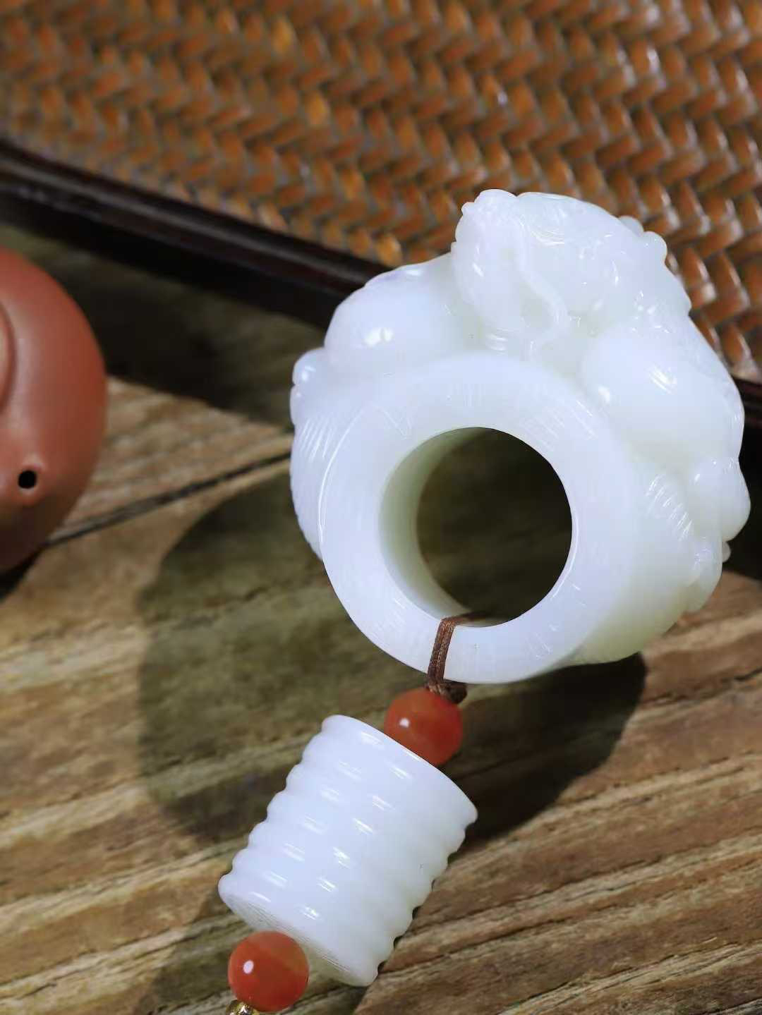 （龙行天下.扳指）

精品和田玉白玉祥龙扳指，料子细腻 手感上佳、雕工精湛，精雕祥龙，龙头双目圆瞪，巨口大张，獠牙锋利， 龙是古代祥瑞之物，寓意有龙护身，
重135克    圈口23mm   尺寸25.5-28mm fDL-75102292