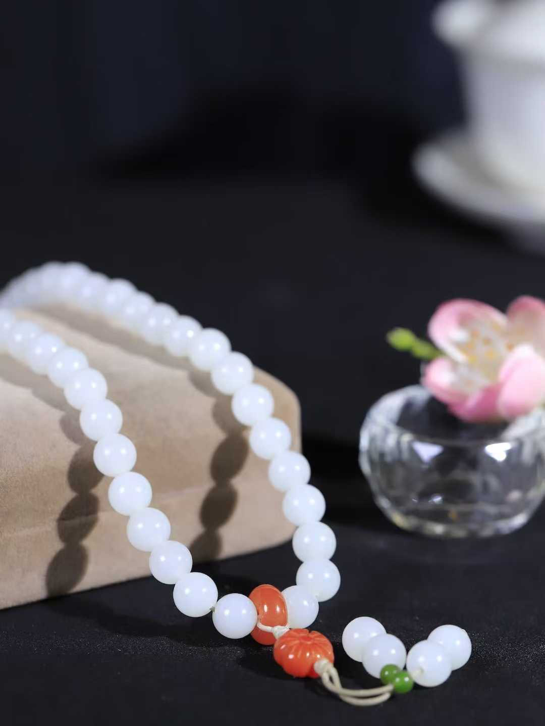 【链.108】

精品️和田玉白玉圆珠挂链 玉质温润细腻 油性十足 佩戴舒适。珠珠落玉盘，间关莺语花底滑，一生美好时光，无论身在何处，都有它相伴相守。事事顺遂，幸福美满，吉祥如意。重89.5克 尺寸取一8mm FDL-44101233
​