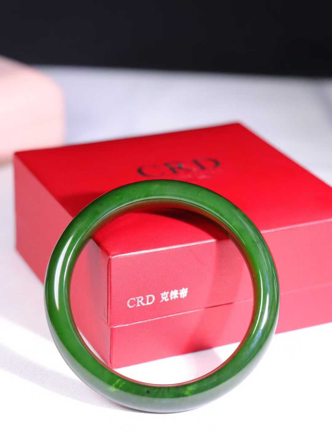 【腕间柔情】

信誉第一品质保证️和田玉碧玉菠菜绿手镯，俄料七号矿 红皮老料，玉质温润细腻 油性十