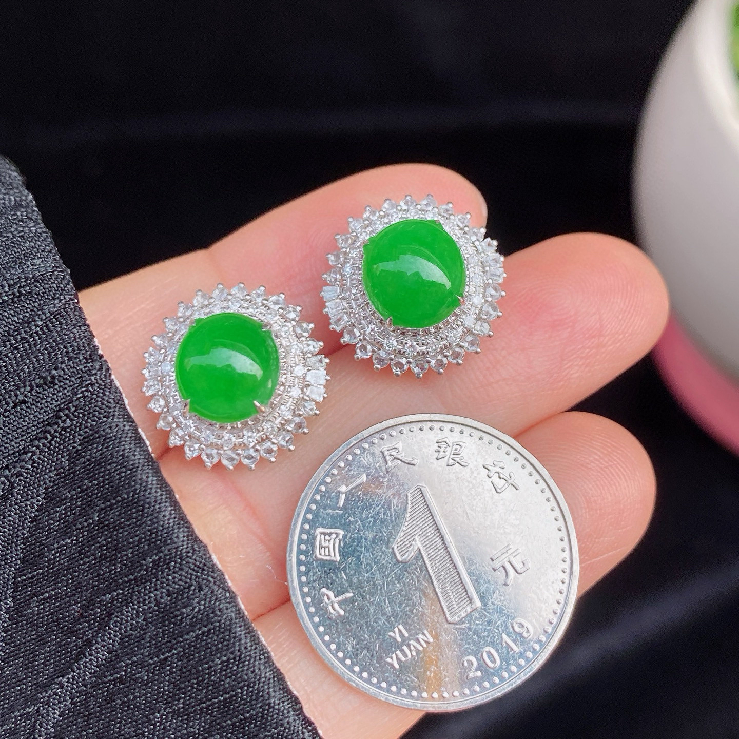 冰阳绿蛋面耳钉
色泽鲜亮，质地细腻，荧光感满满
18K金镶嵌，精致又奢华
尺寸如图一  实物更美～