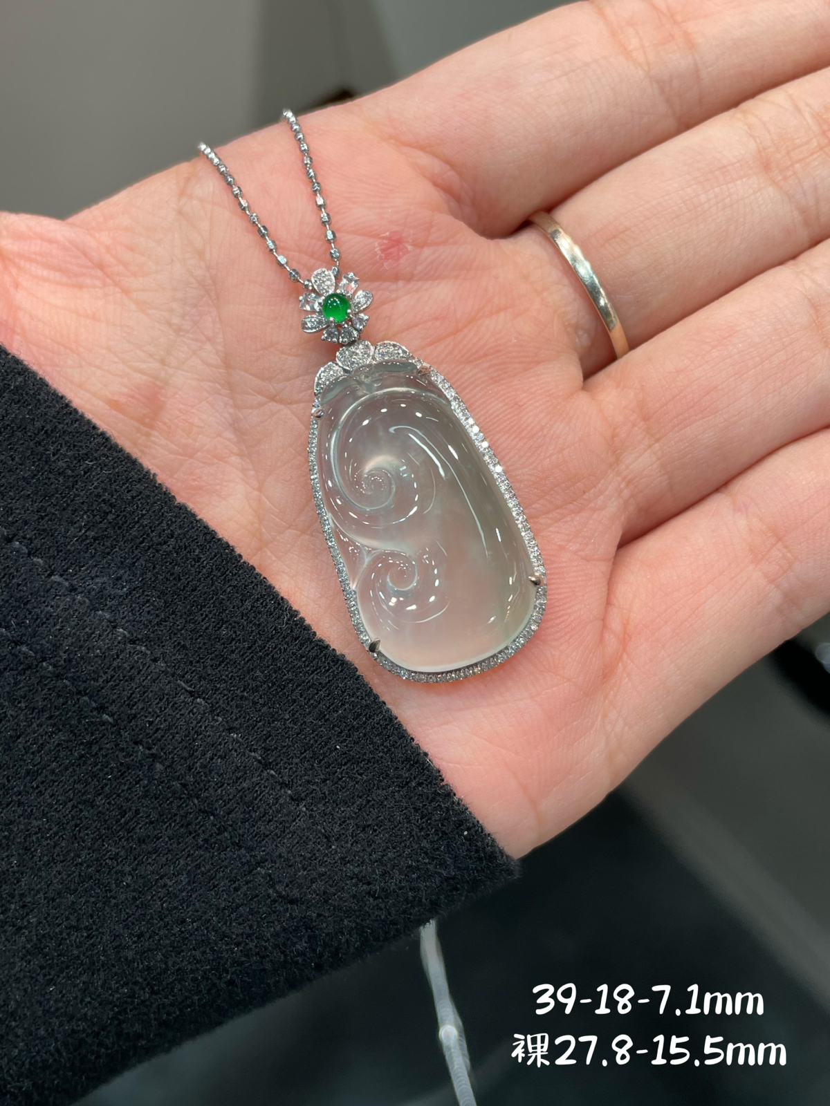 冰晴 起胶感 如意吊坠

18k金配钻镶嵌