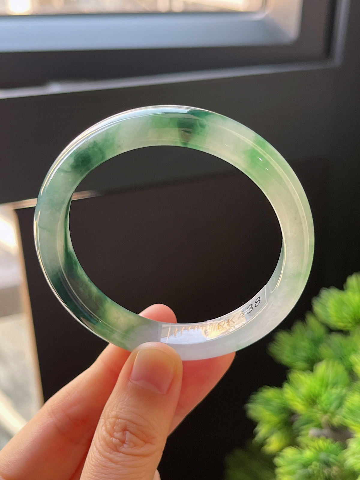 正圈53.5圈口，翡翠冰糯种飘绿手镯