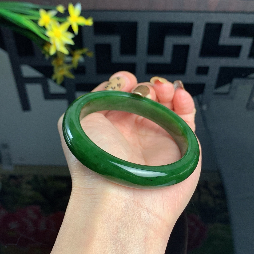 和田玉59圈口菠菜绿碧玉手镯！玉质细腻油润 底色纯净 无纹裂 脂粉好，品质好！