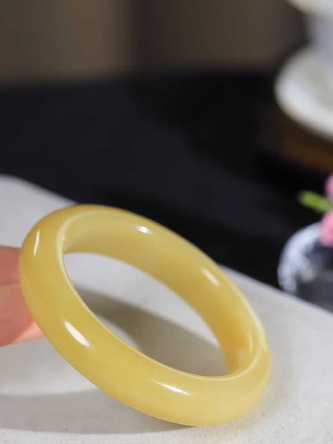 【花样年华·手镯】

精品和田玉糖玉手镯，质地油润细腻，色泽高贵典雅，镯型古朴典雅。在诗情画意的雨巷相遇，你是我腕间的一抹风情，有你眸有深情，清风荡漾湖间静水，我愿俯身低眉，在烟波涟漪处，寻你深情倩影。内径54.5mm尺寸13.2-9.7mm 重63.5克。fDL-3610688