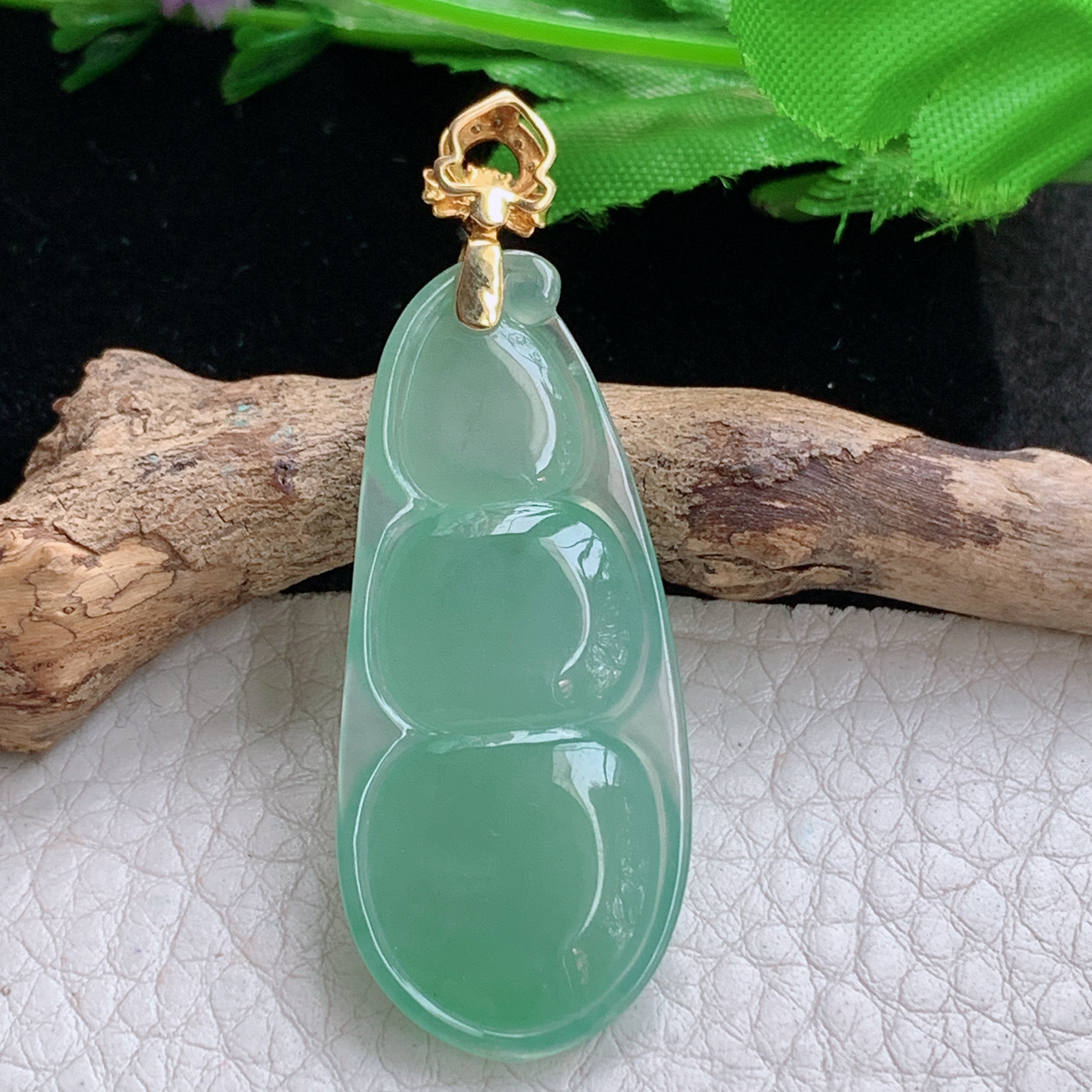 gp 实拍52.2*43.2*18.8*6.2缅甸天然翡翠冰种睛水四季豆玉坠 18k镶金福豆