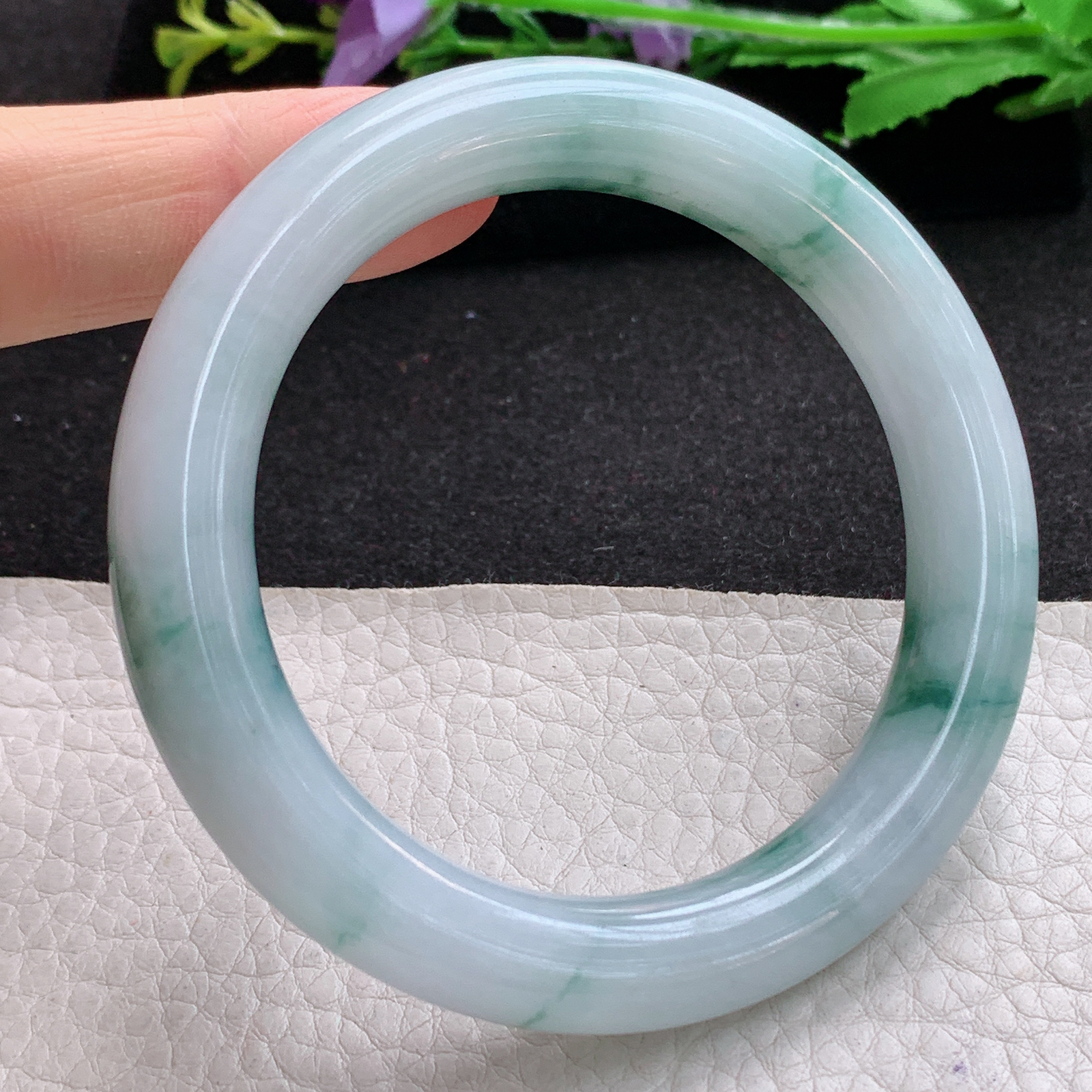 yh实拍55.5*10.3美人镯 天然缅甸翡翠A货细润牛奶底飘花圆条玉手环