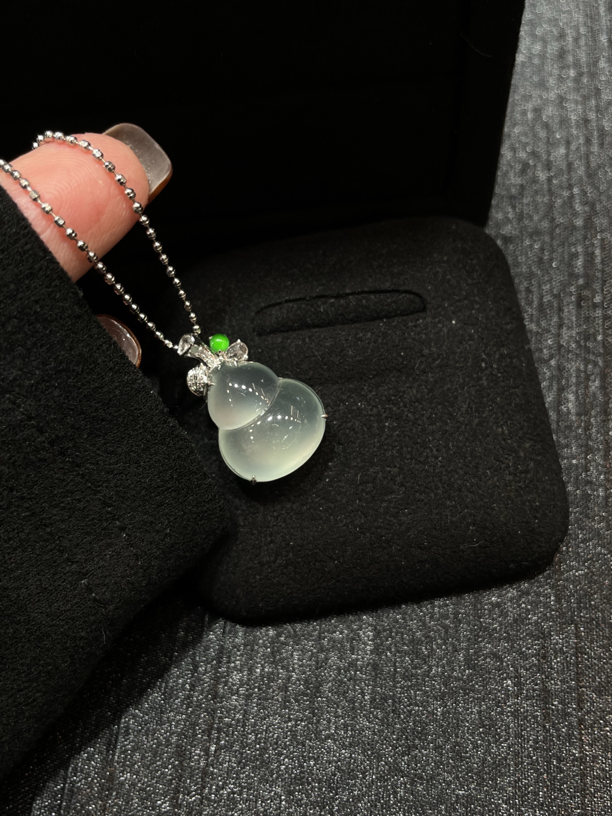 冰种 起光 葫芦吊坠

18k金简镶嵌