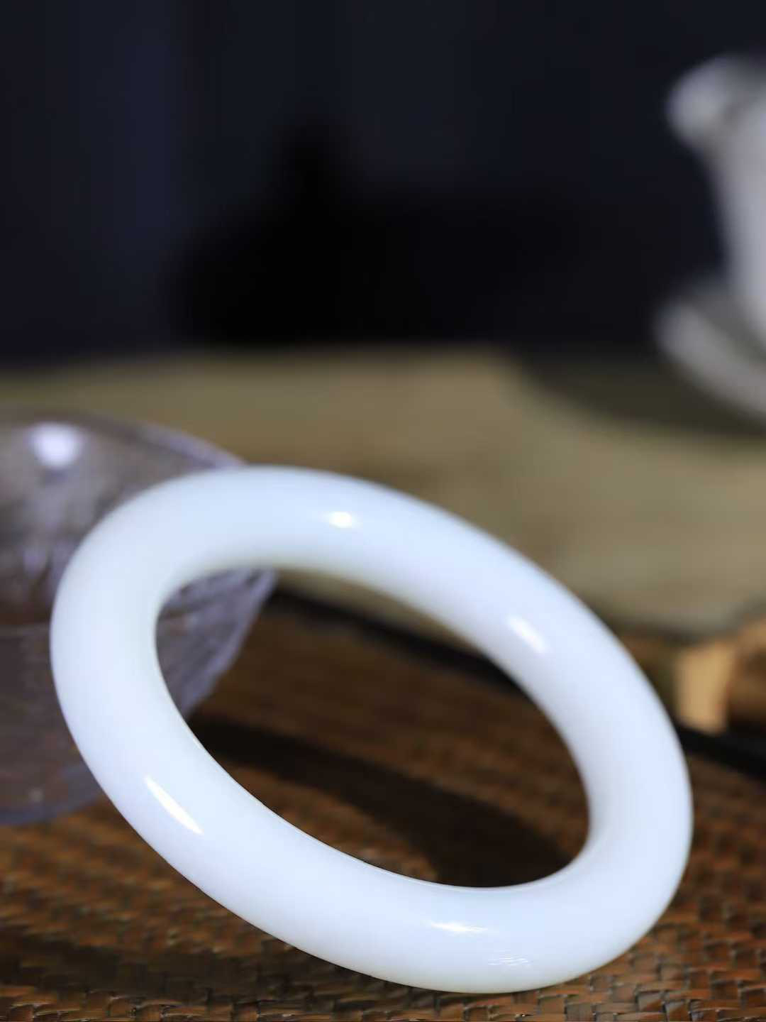 【玉佳人·手镯】

精品️和田玉白玉圆条手镯 ，玉质细腻油润，做工细致精美，端庄素雅，亭亭玉立，芊芊素手。芊芊素手，怎能忘镯？秀美镯型，更显婀娜。内径60mm 尺寸12.5-12.5mm重84.5克69121080L
​