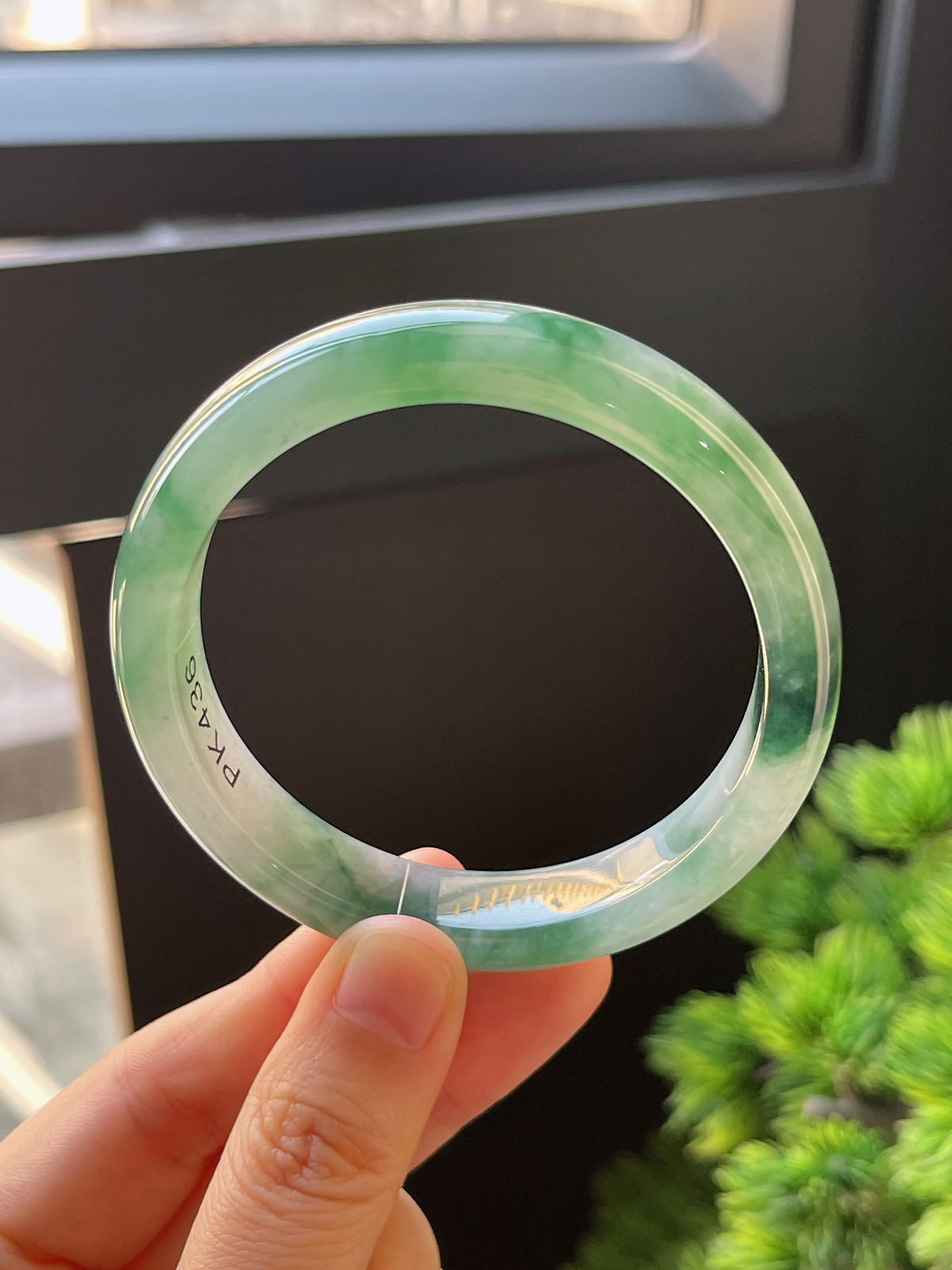 正圈55.6圈口，翡翠冰糯种飘绿手镯