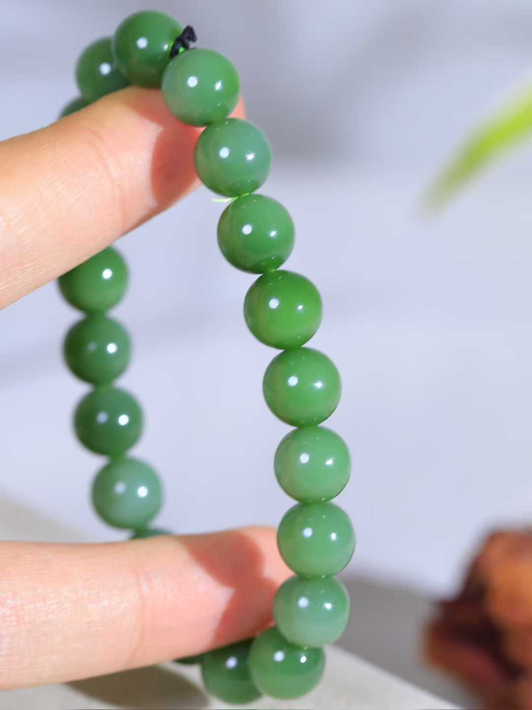 【珠圆玉润.手串】

精品和田玉碧玉珠圆玉润手串 玉质温润细腻  整串打磨圆润，佩戴舒适。珠珠落玉盘，间关莺语花底滑，一生美好时光，无论身在何处，都有它相伴相守。事事顺遂，幸福美满，吉祥如意。重29.5克 尺寸取一9.7mm FDL-16141200
​
