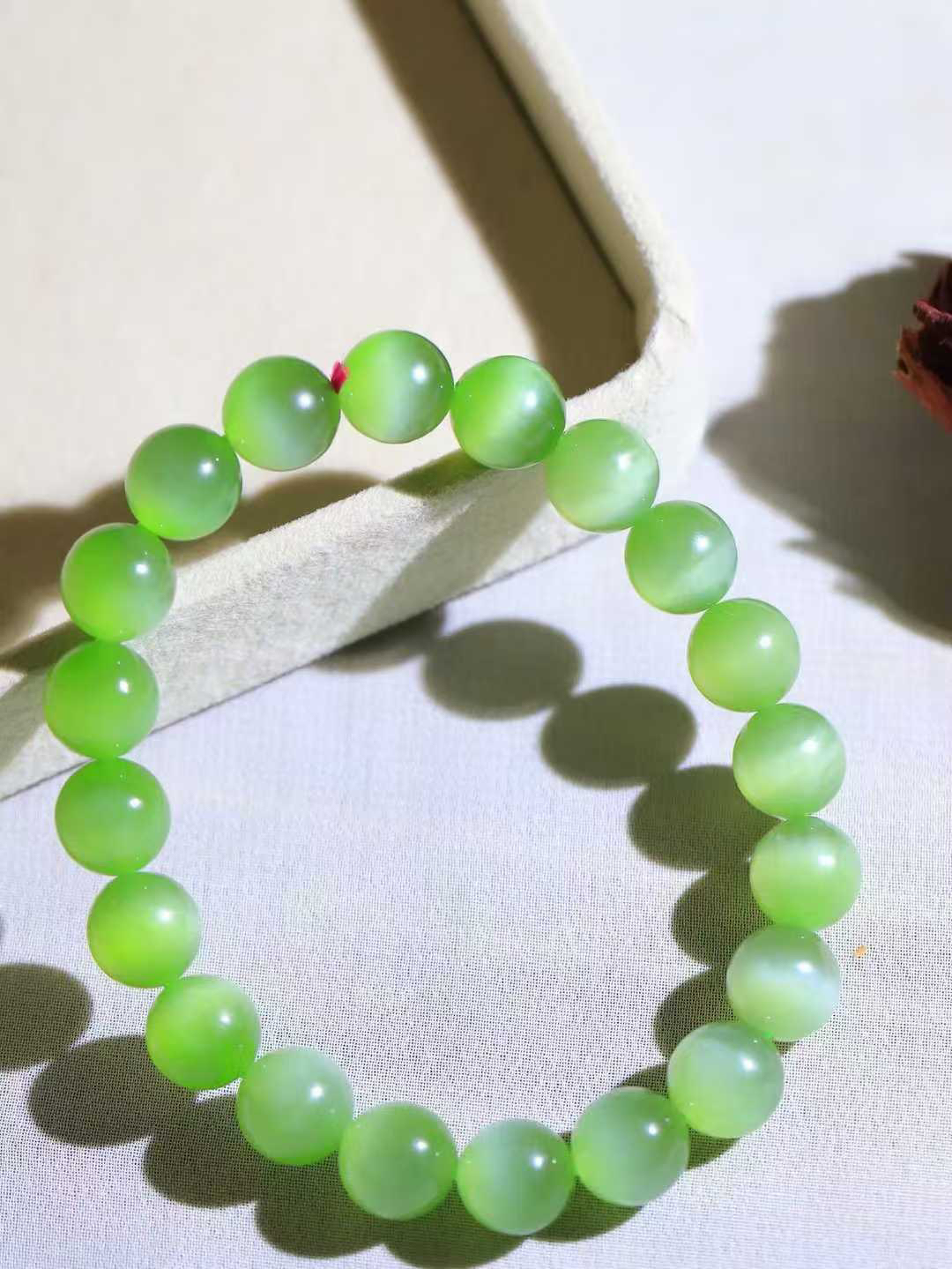 【珠圆玉润.手串】

收藏级️和田玉碧玉猫眼珠圆玉润手串 玉质温润细腻  整串打磨圆润，佩戴舒适。珠珠落玉盘，间关莺语花底滑，一生美好时光，无论身在何处，都有它相伴相守。事事顺遂，幸福美满，吉祥如意。重34.8克 尺寸取一10.3mm FDL-16141200
​