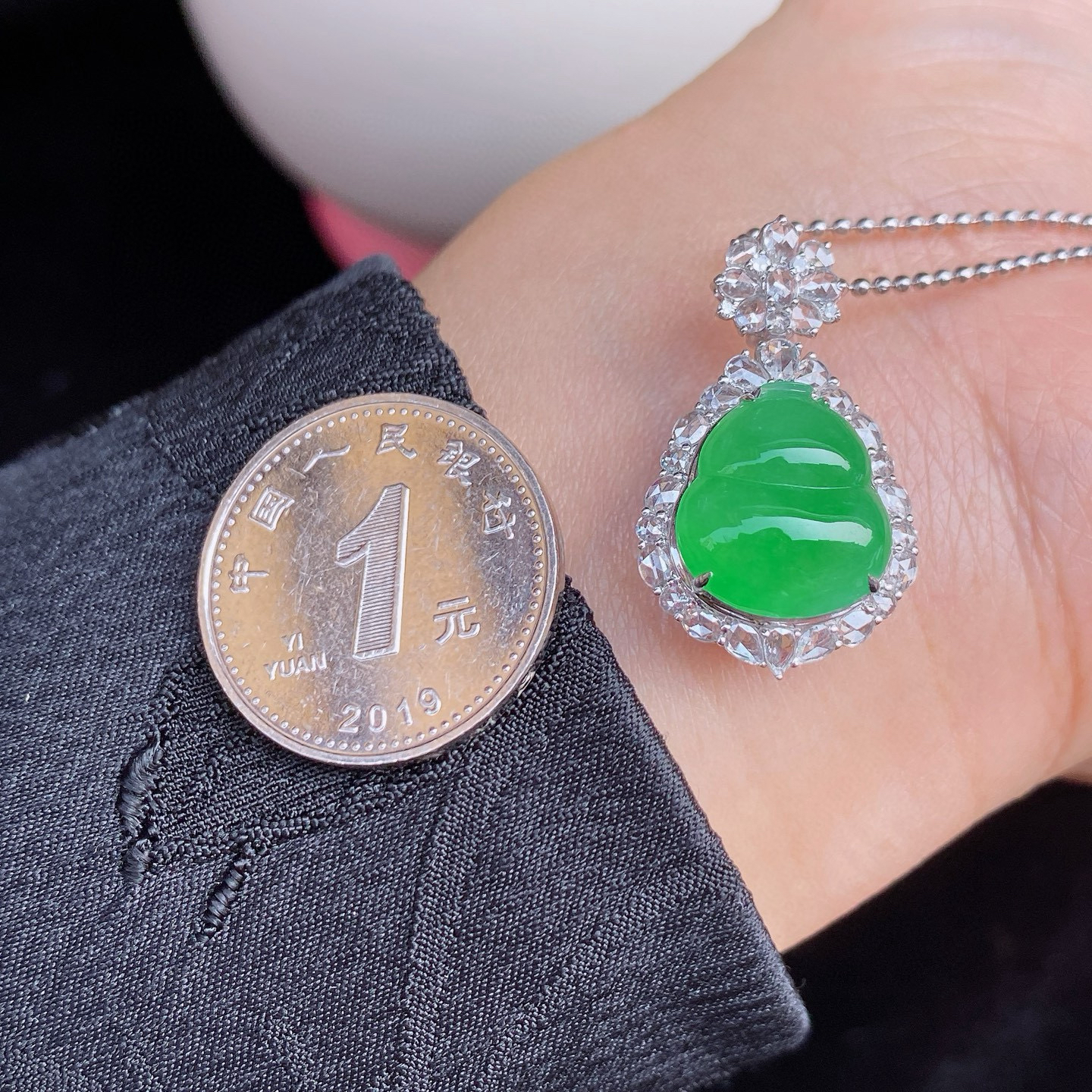 甜绿满色葫芦吊坠
冰润果绿色，清新脱俗，甜美又大气！
头很好，色泽均匀，老种老料，冰润起胶感！
18k金镶嵌，精致感满满
尺寸如图一  实物更美～