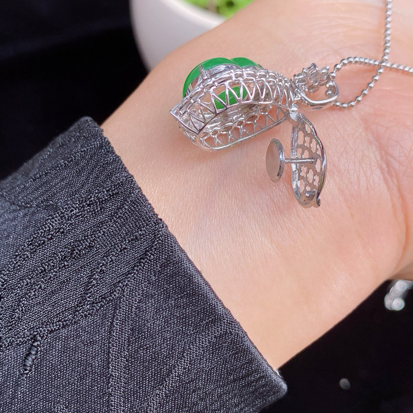 甜绿满色葫芦吊坠
冰润果绿色，清新脱俗，甜美又大气！
头很好，色泽均匀，老种老料，冰润起胶感！
18k金镶嵌，精致感满满
尺寸如图一  实物更美～