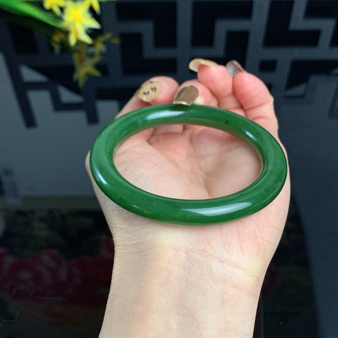 和田玉56.5圈口菠菜绿圆条碧玉手镯！玉质细腻油润 底色纯净 无纹裂 脂粉好，品质好！