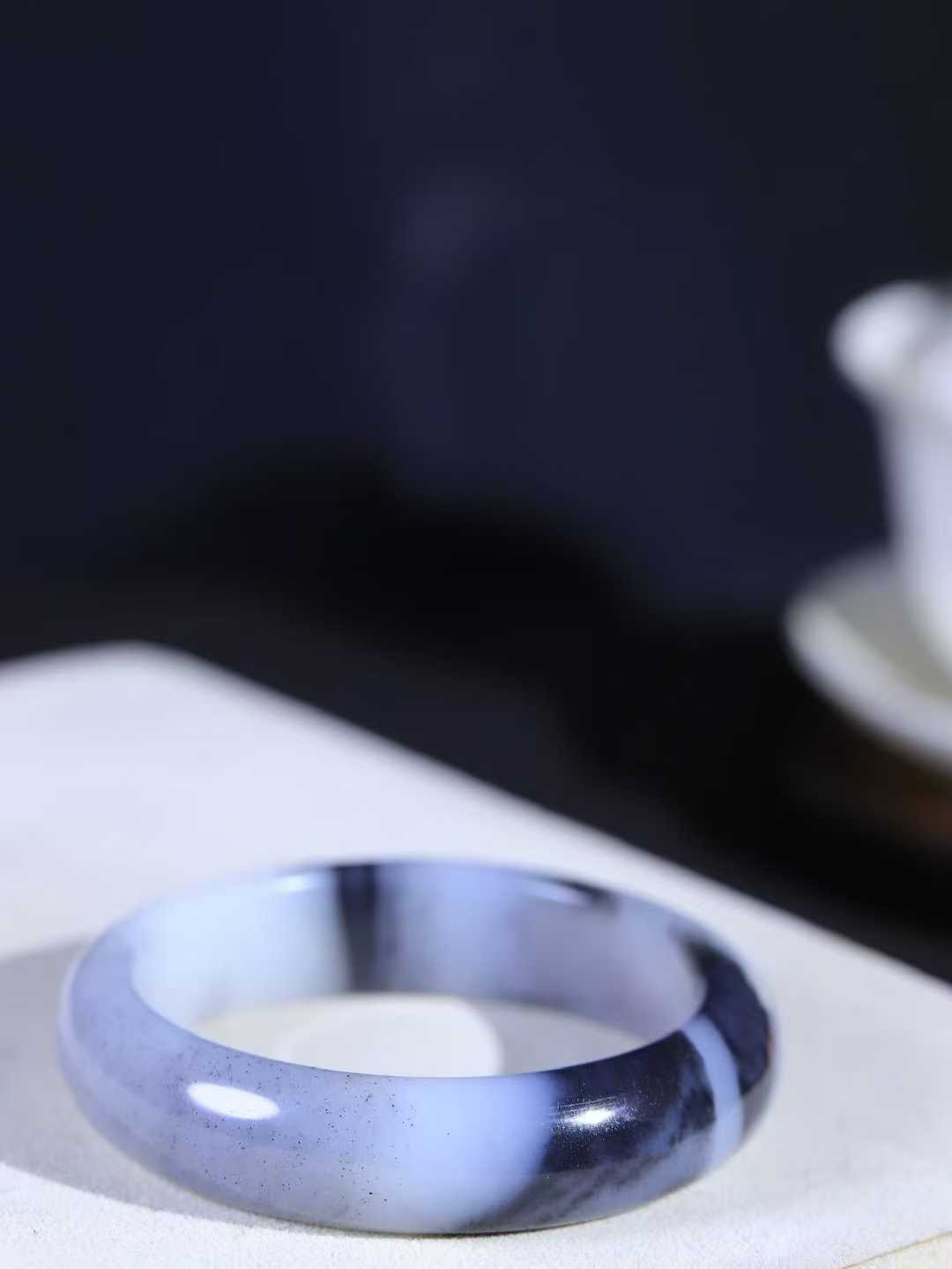 （蕙质兰心.手镯）

收藏级臻品新疆和田青花籽料兰花手镯 质地莹润细腻 色泽油润 干净水灵～兰