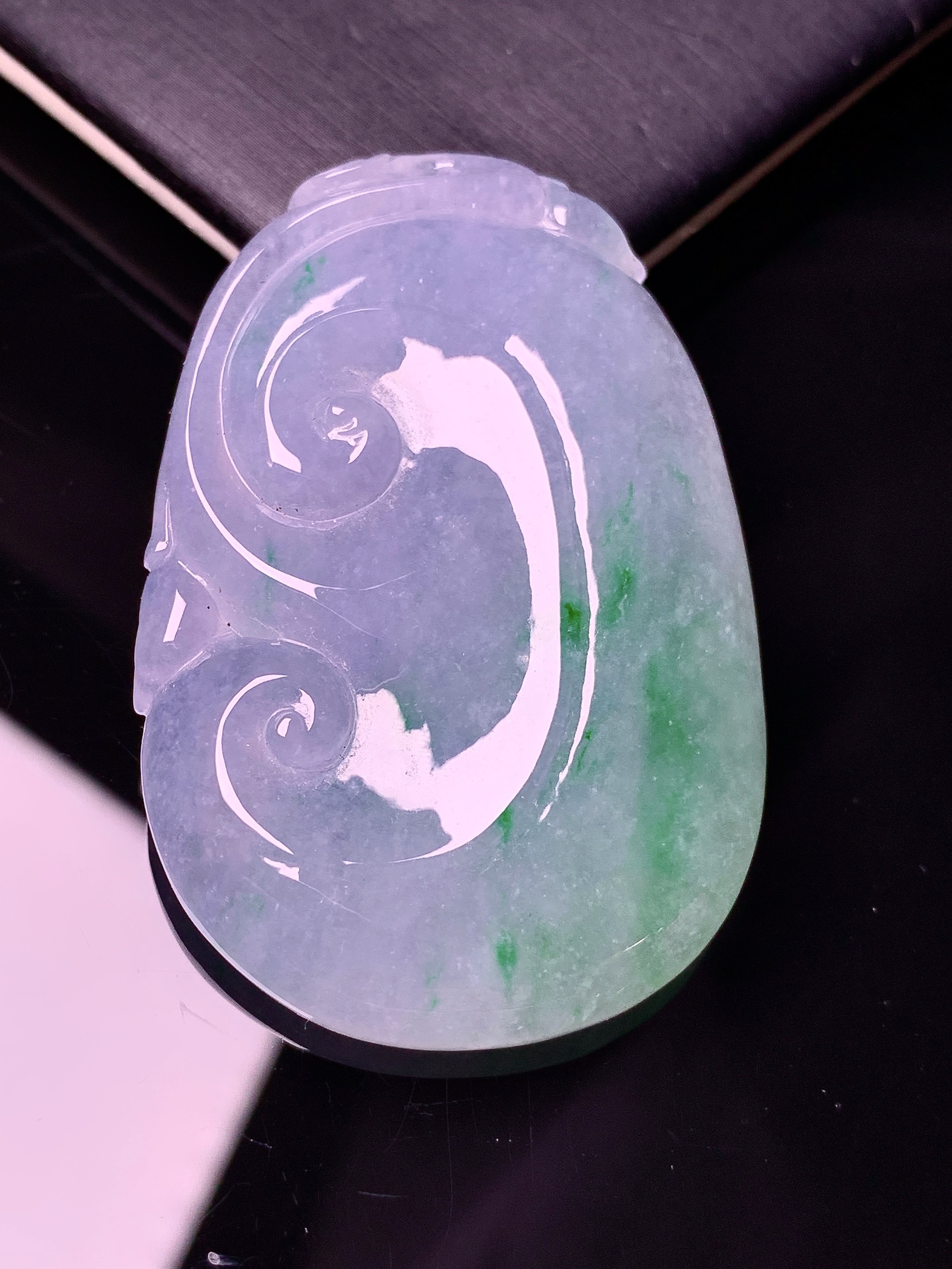 飘绿如意吊坠 玉质细腻 色泽艳丽清新 水润亮眼 整体尺寸51*33.8*6.5