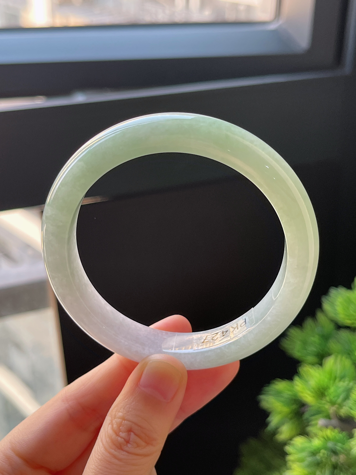 正圈57.6圈口，翡翠糯化种浅绿色手镯