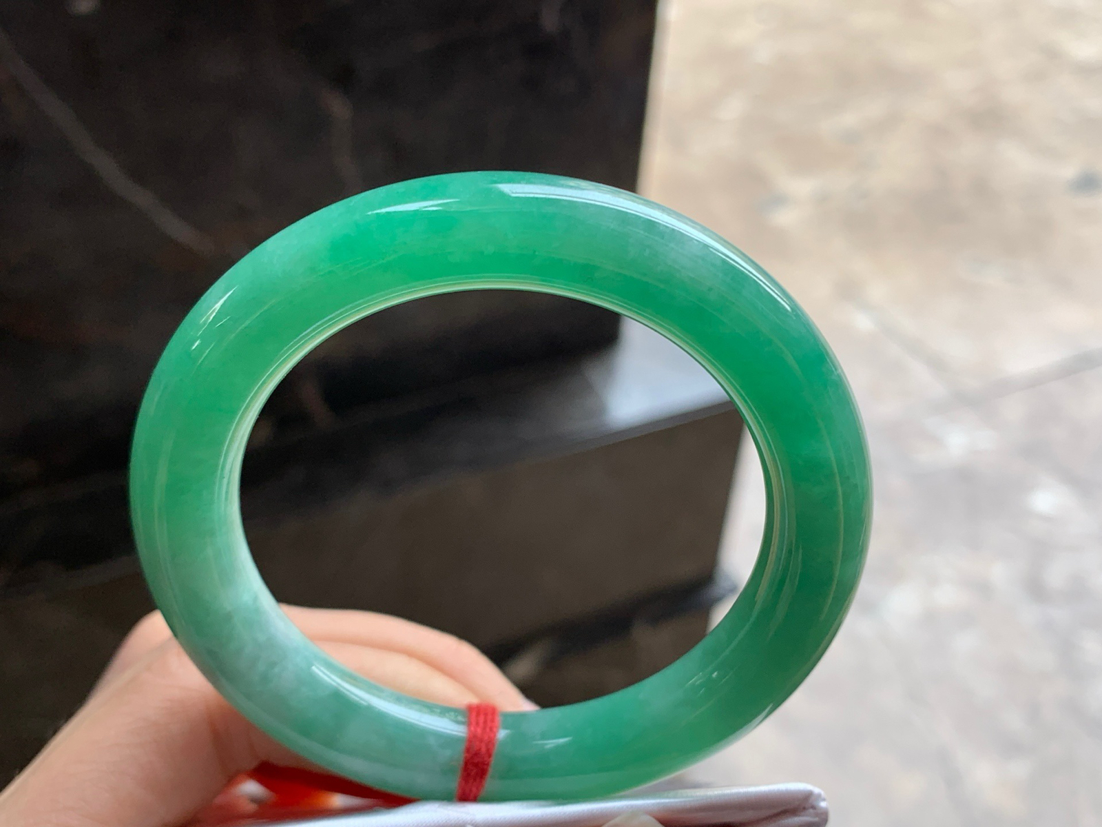 55.5-10.7

阳绿色圆条手镯^_^颜色鲜艳 玉质温润