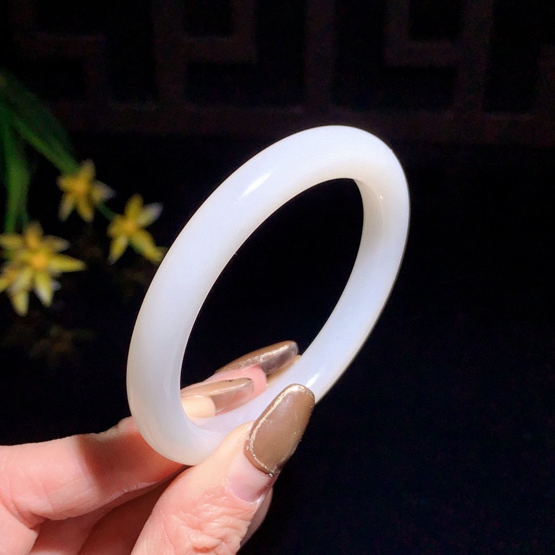 和田玉56圈口羊脂白手镯！玉质细腻油润 底色纯净 无裂无杂 脂粉好，品质好！