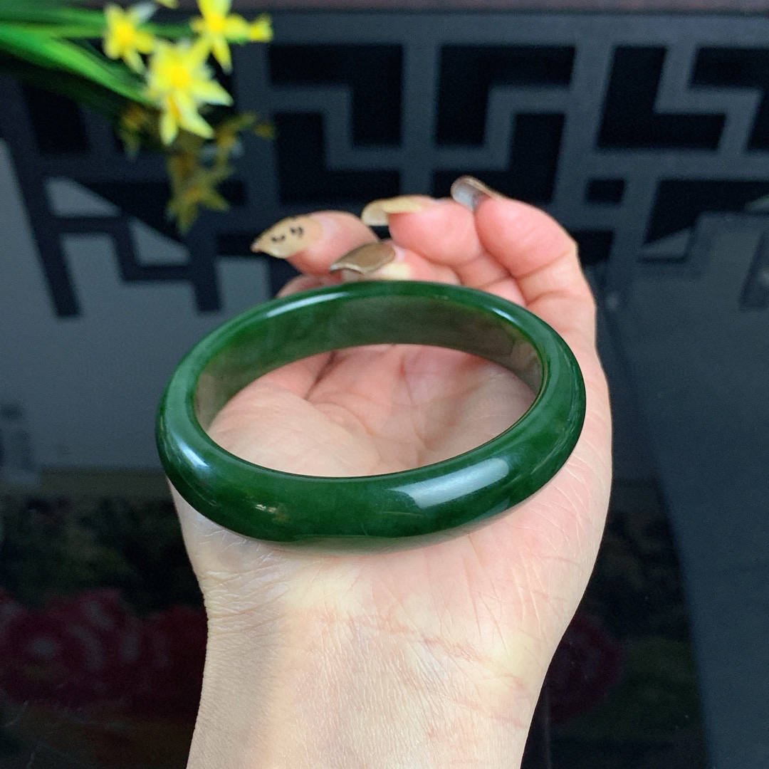 和田玉58.5圈口菠菜绿碧玉手镯！玉质细腻油润 底色纯净 无裂无棉 脂粉好，品质好！