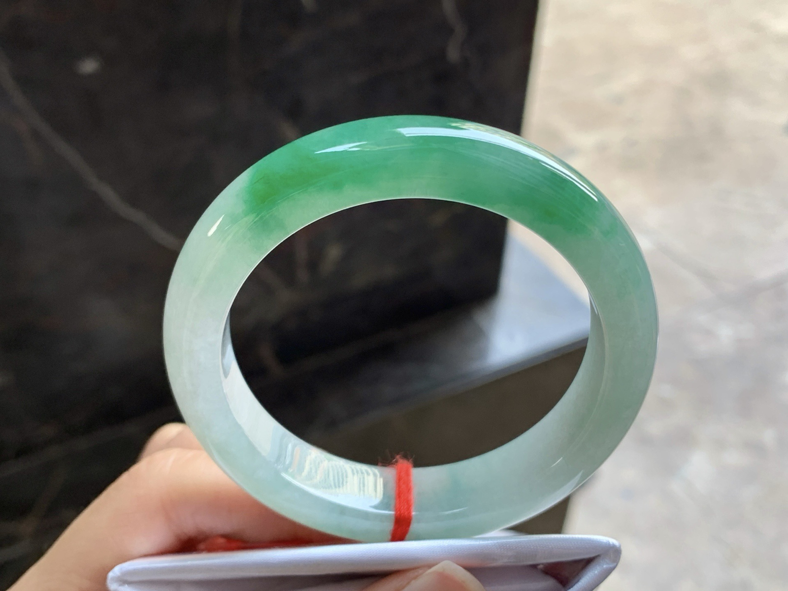 54-12.5-9

绿色手镯^_^颜色鲜艳 玉质温润 细腻