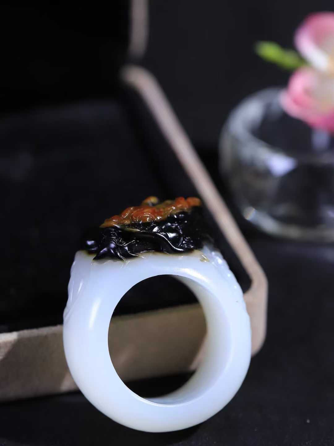 （龙行天下.扳指）

精品和田玉白玉带皮祥龙扳指，料子细腻 手感上佳、雕工精湛，精雕祥龙，龙头双目圆瞪，巨口大张，獠牙锋利， 龙是古代祥瑞之物，寓意有龙护身，
重29.3克    圈口23.4mm   尺寸18.5-15.3mm fDL-75102892