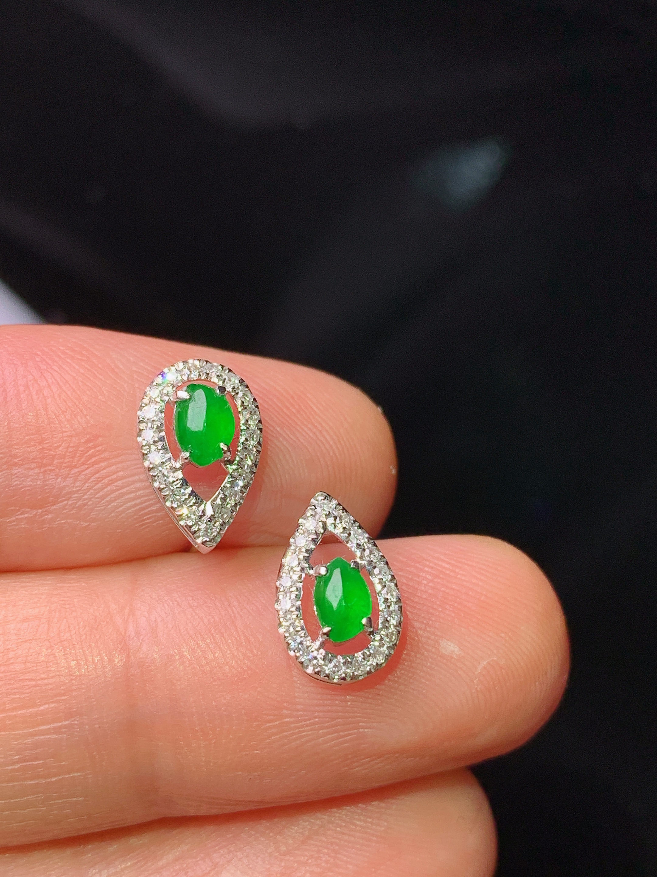 18k金钻镶嵌满绿蛋面耳钉 玉质细腻 色泽艳丽清新 水润亮眼 整体尺寸10*6.5*4