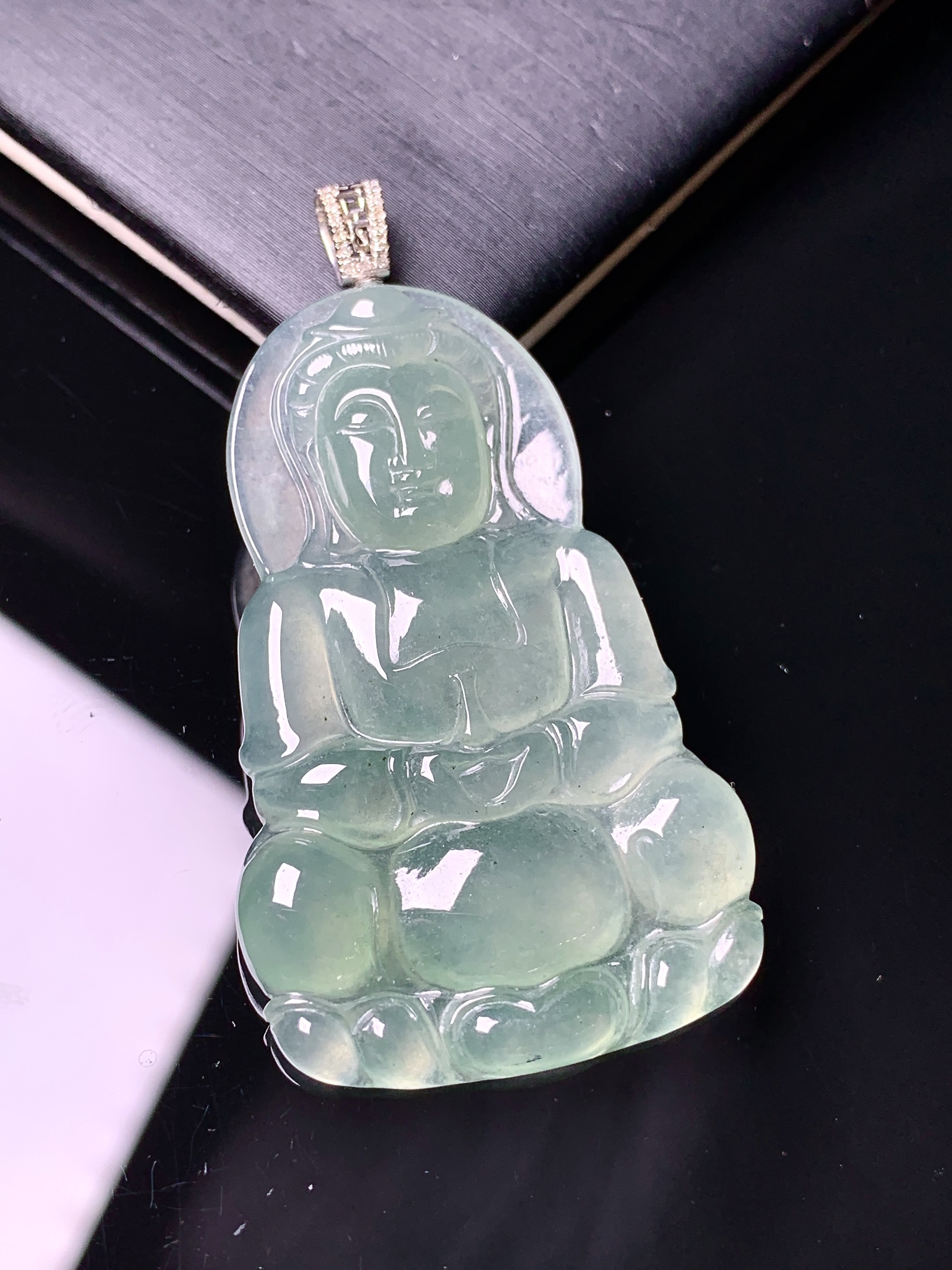 18k金钻镶嵌冰种观音菩萨吊坠 玉质细腻 色泽艳丽清新 水润亮眼 整体尺寸50.6*27.2*4.5