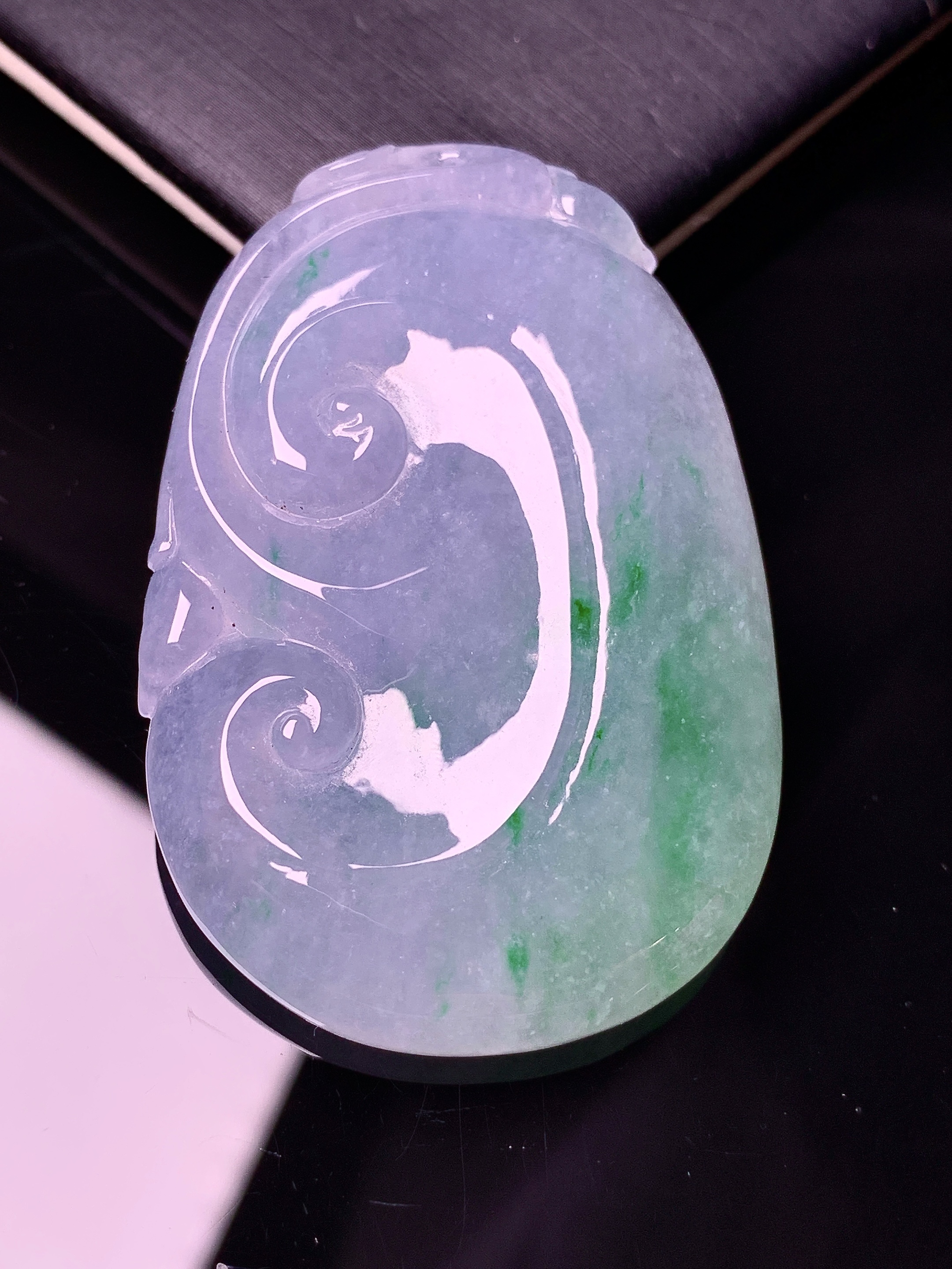 飘绿如意吊坠 玉质细腻 色泽艳丽清新 水润亮眼 整体尺寸51*33.8*6.5