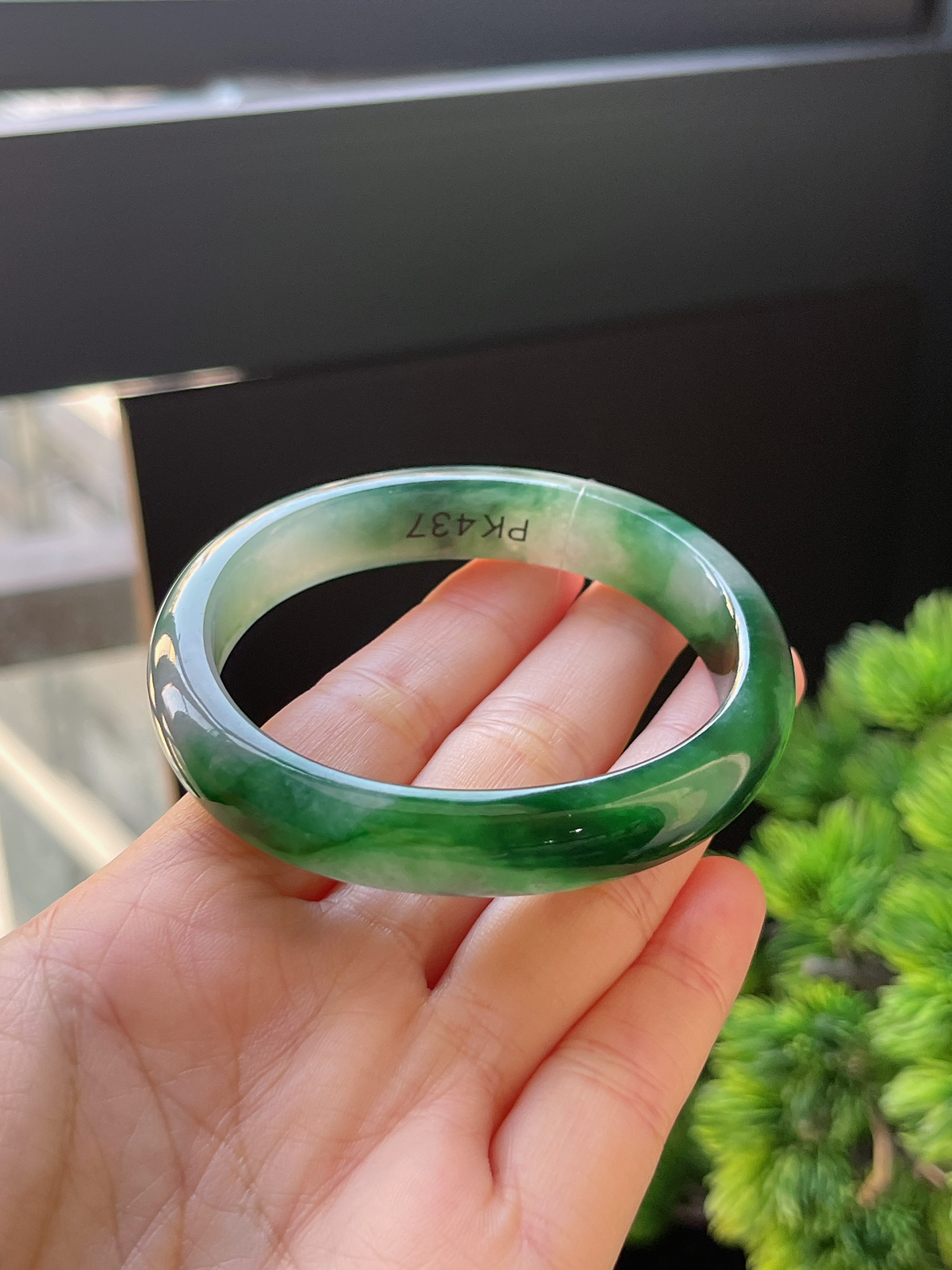 贵妃镯54.3圈口，翡翠冰糯种飘绿手镯