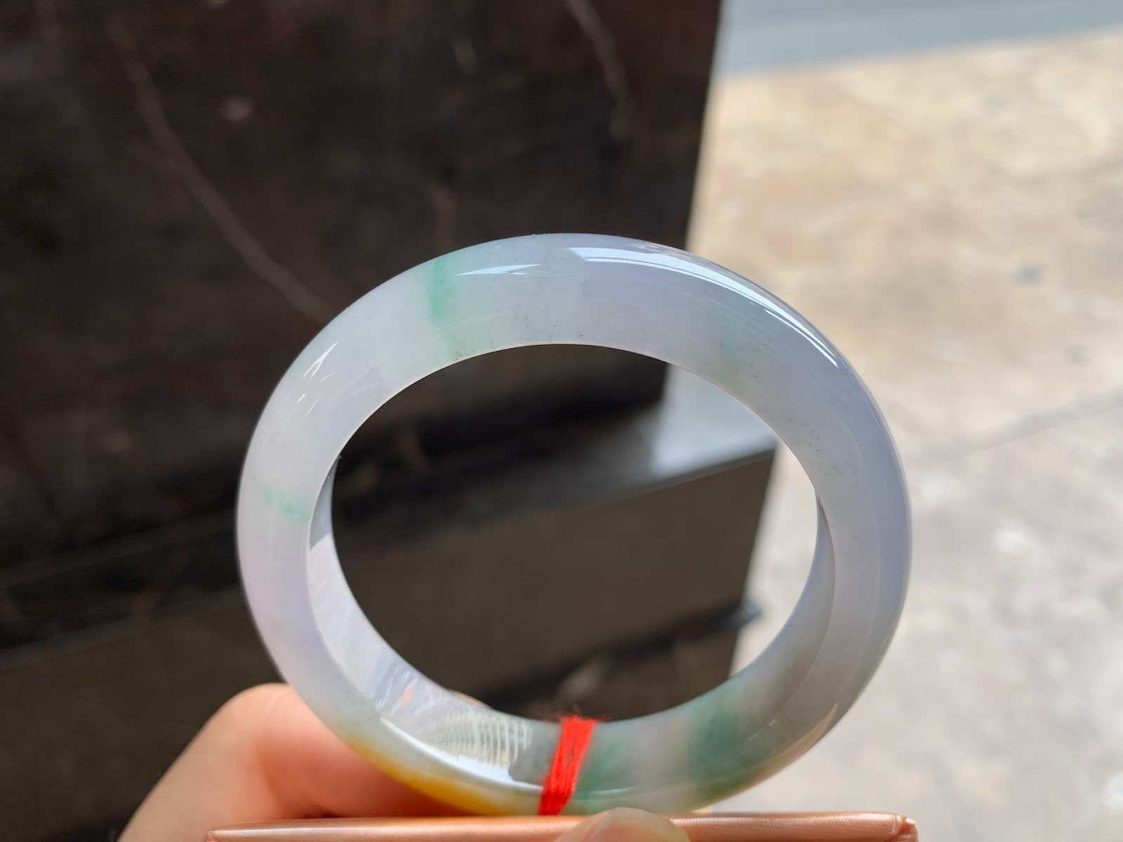 53-12.6-8.5

黄加绿手镯^_^玉质温润 细腻