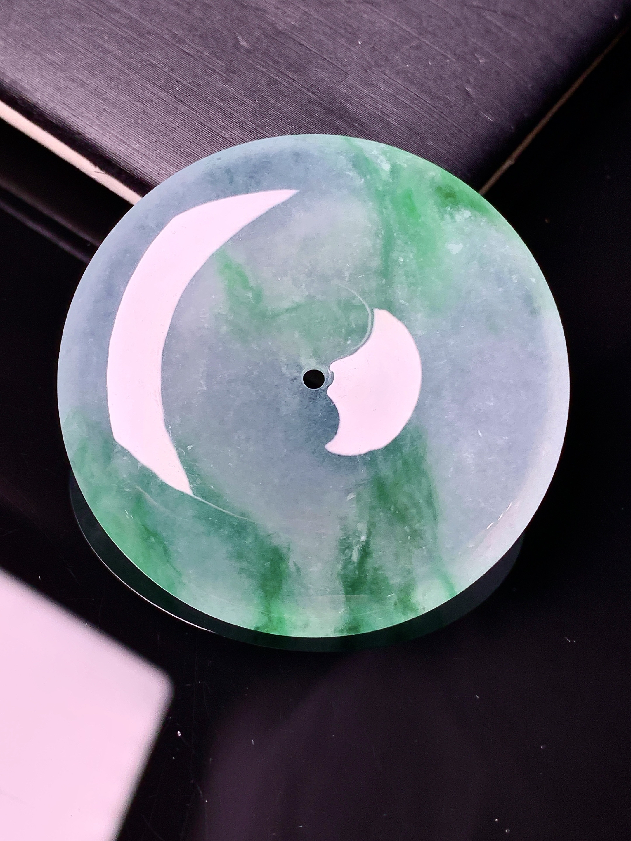 冰种飘绿平安扣吊坠 玉质细腻 色泽艳丽清新 水润亮眼 整体尺寸37.2*6.2