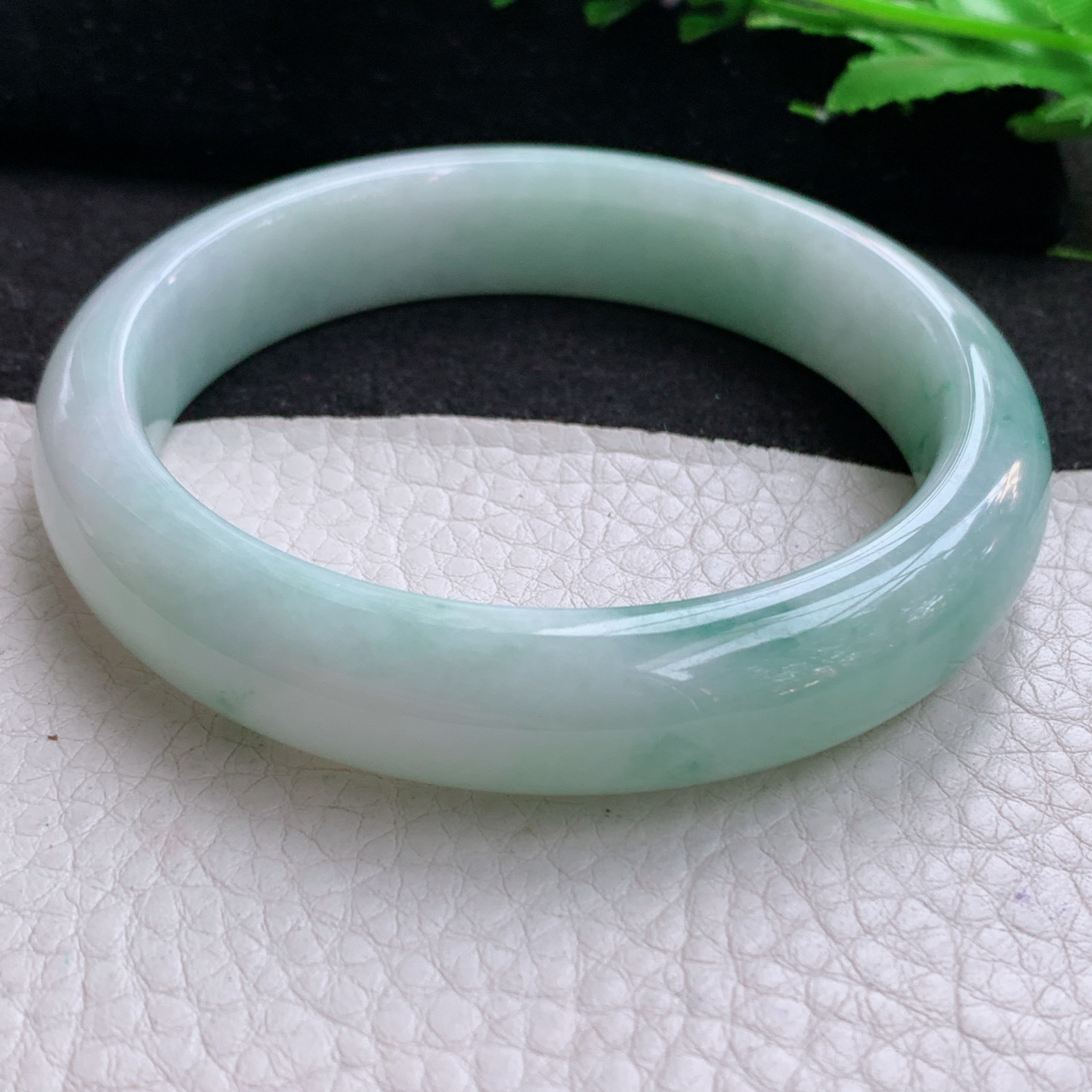 p大圈口60.5*13.5*9平安镯 天然缅甸翡翠A货胶感飘花水润宽边玉手环