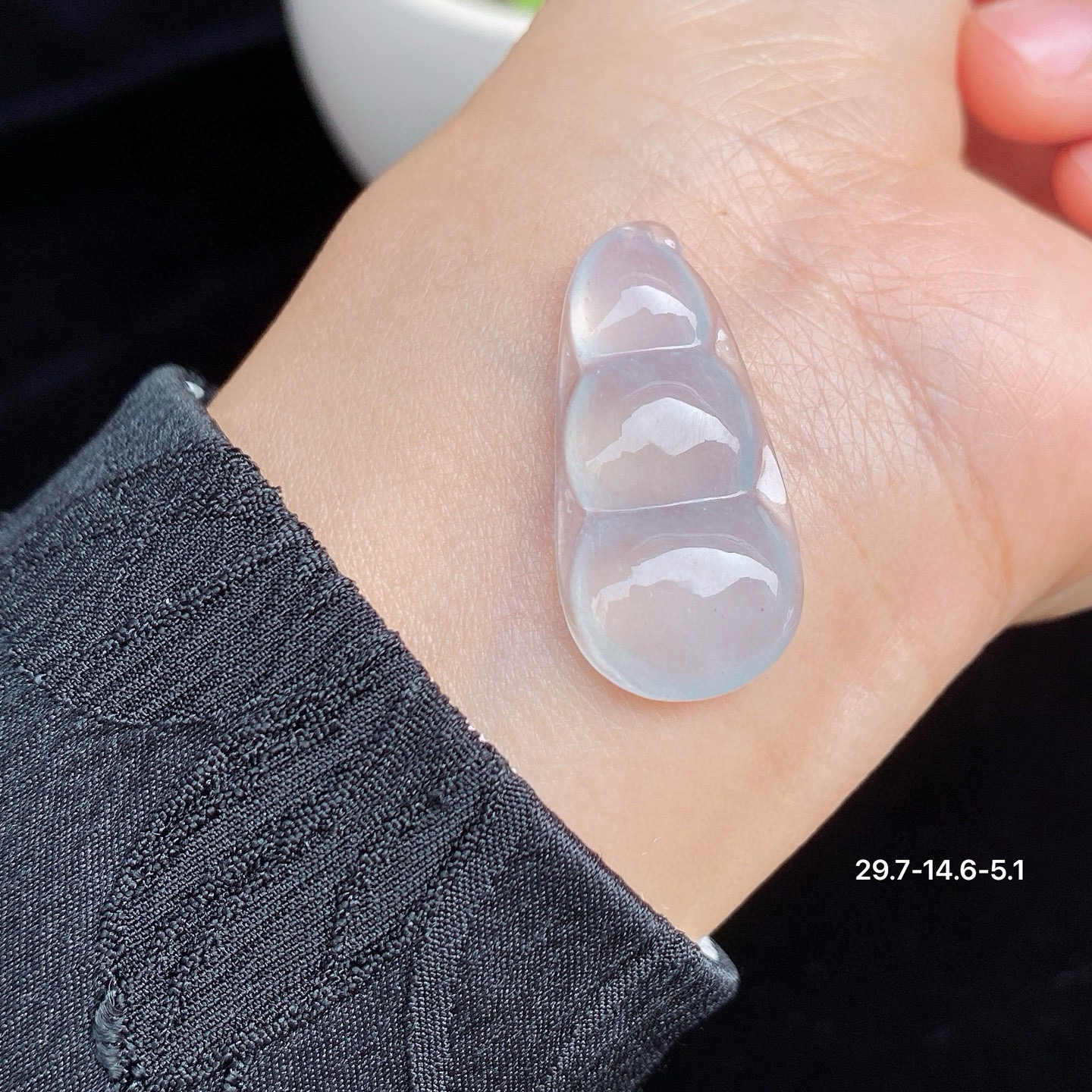 冰种福豆
冰透水润，质地细腻
三颗豆荚圆润饱满