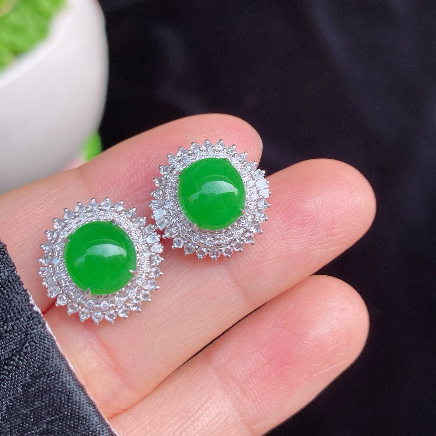 冰阳绿蛋面耳钉
色泽鲜亮，质地细腻，荧光感满满
18K金镶嵌，精致又奢华
尺寸如图一  实物更美～