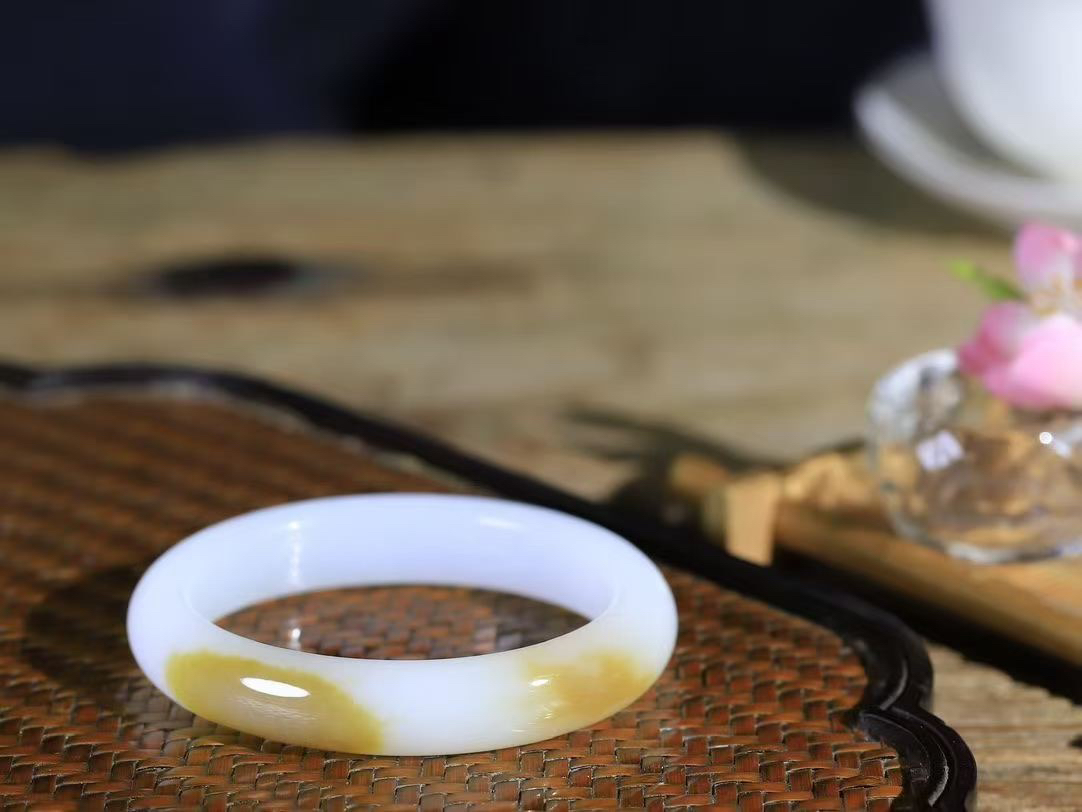 【贵妃镯.玉腕清响】    

精品和田玉糖白玉贵妃镯，玉质温润细腻 油性十足 相传杨贵妃十分