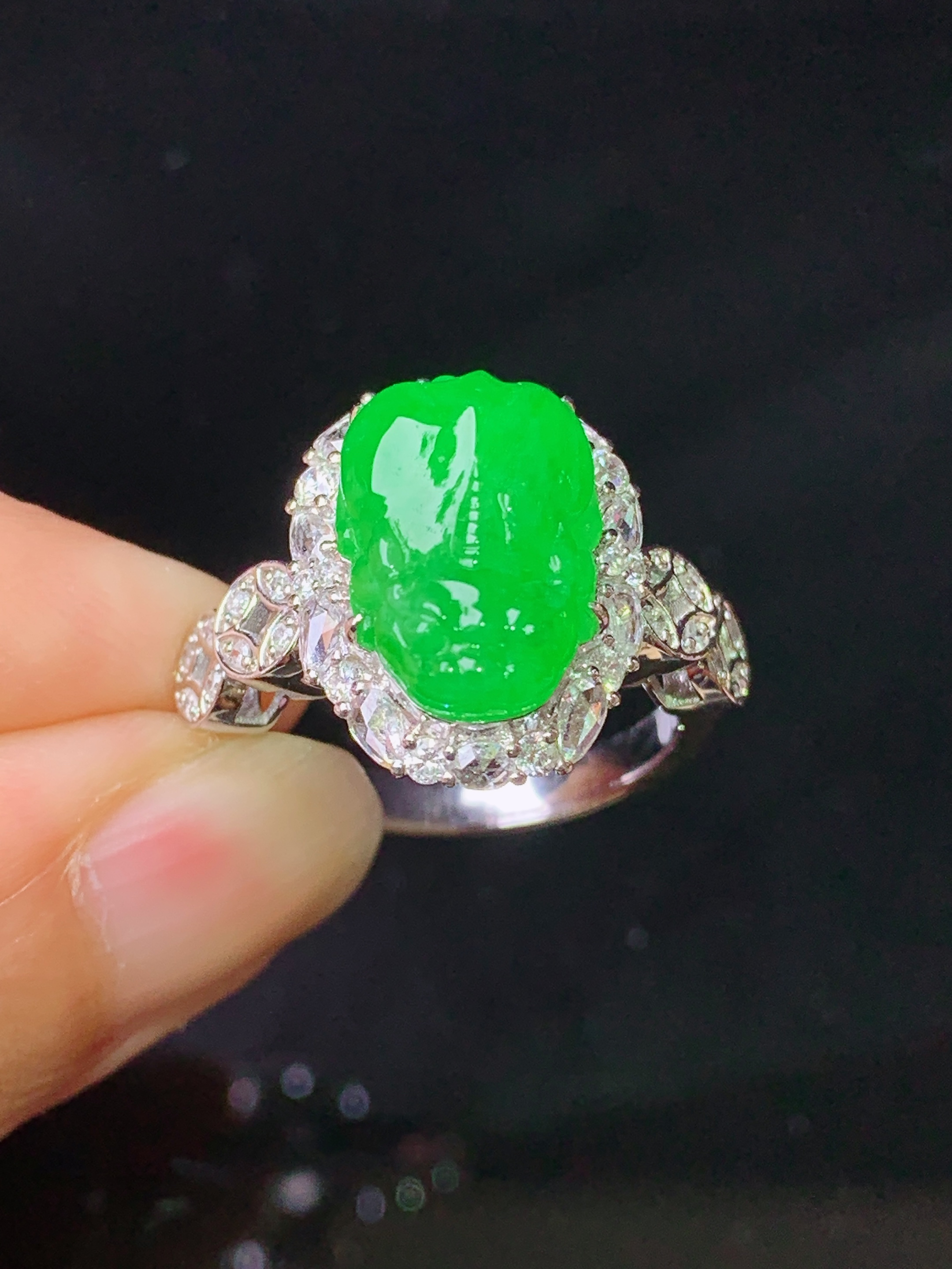 18k金钻镶嵌满绿貔貅戒指 玉质细腻 色泽艳丽清新 水润亮眼 圈口14 整体尺寸16.8*13.2*