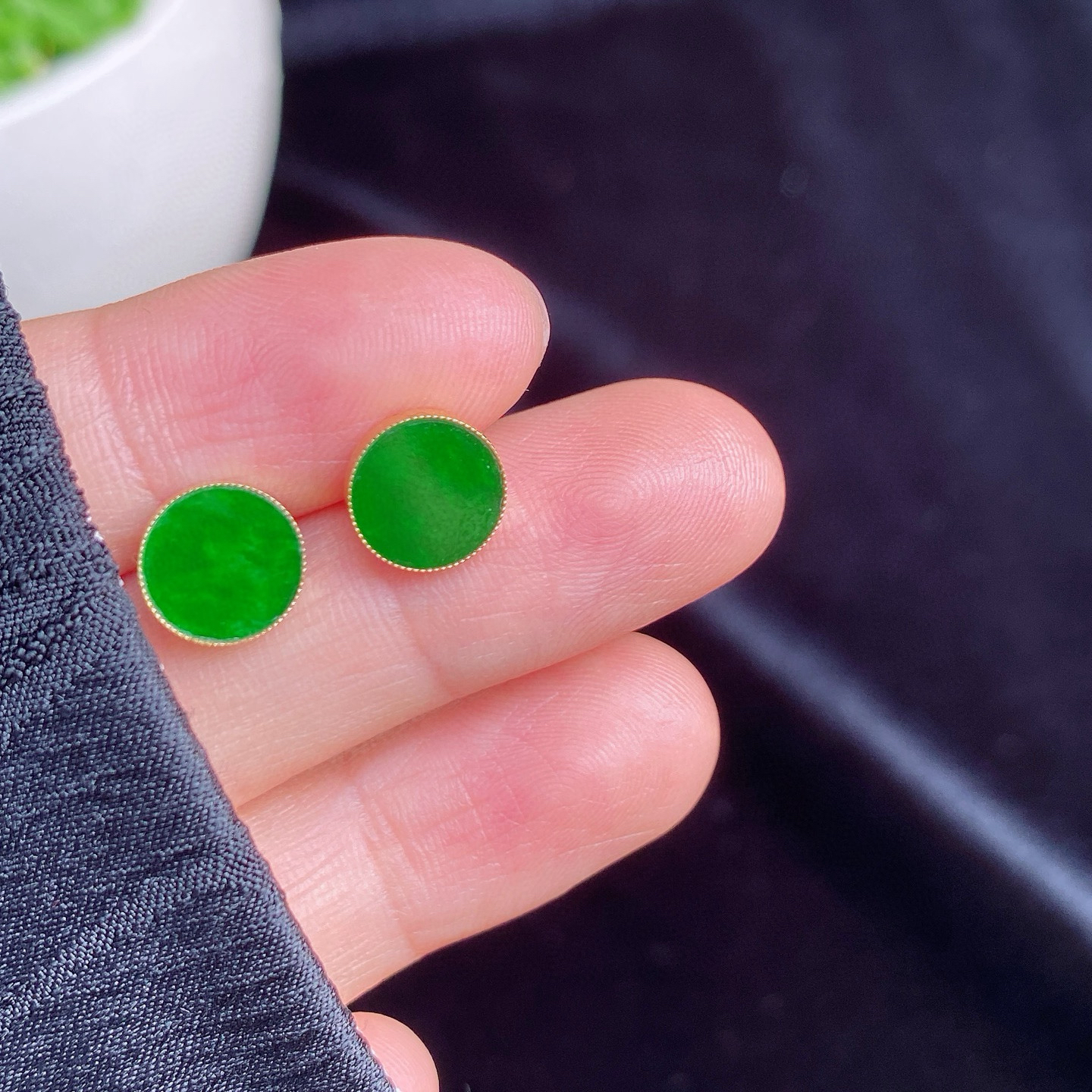 辣阳绿圆牌耳钉
辣绿色泽饱满，质地细腻
18k金镶嵌，简约又精致
尺寸如图一  实物更美～