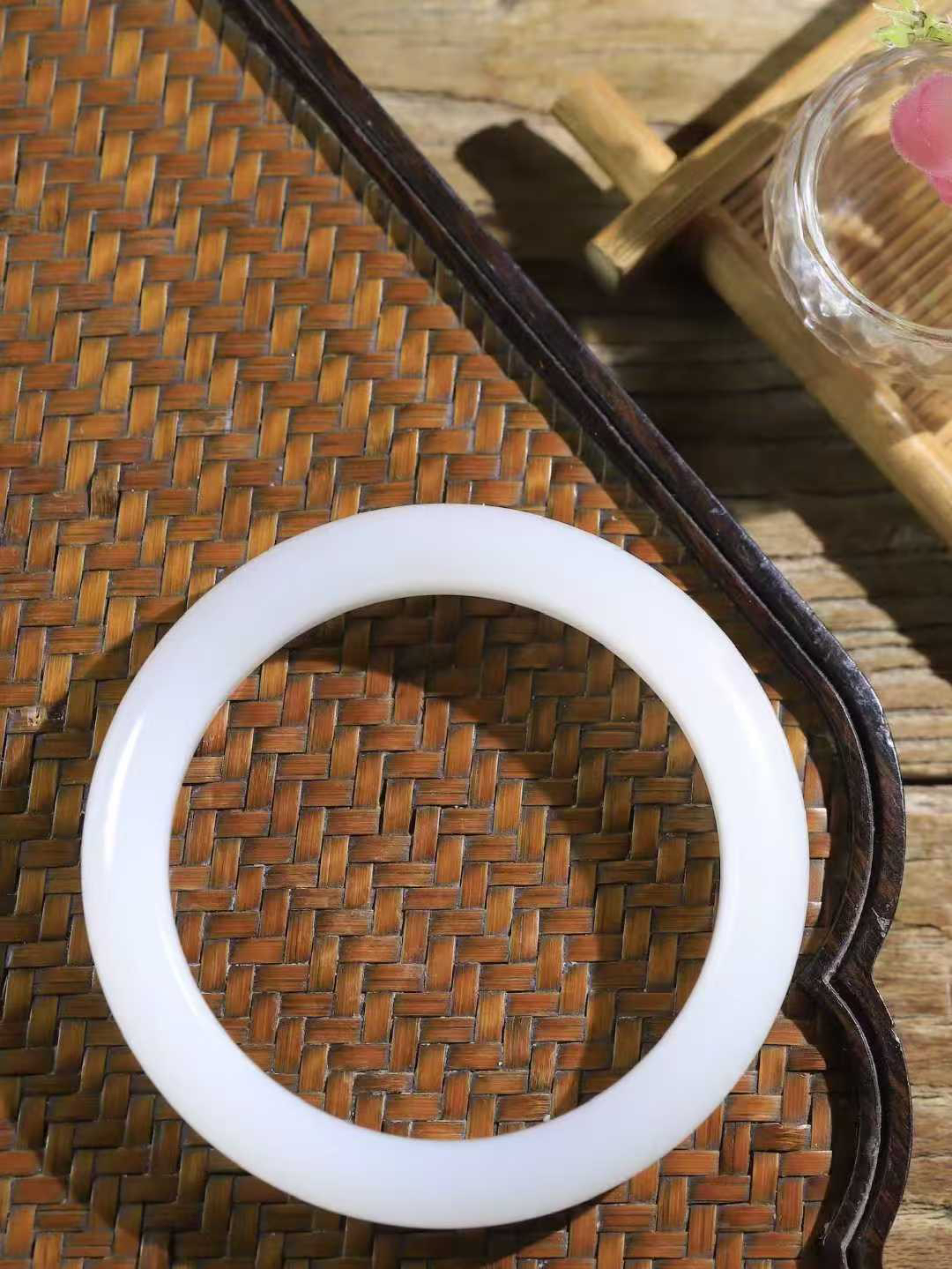 【婉约佳人.手镯】

精品和田玉白玉手镯 玉质温润细腻 油性十足 手感舒适，高华雅逸，线条流畅，简约大气，美自天成，素雅高贵。佩戴于腕间，婉约之美，举手投足间透出那份低调奢华。重62.6克 内径59mm  尺寸12.5-9.3mm   FDL-7810633
​