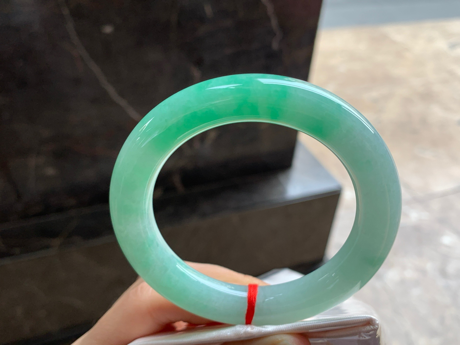 56.5-11.2

阳绿色圆条手镯^_^色阳 玉质温润