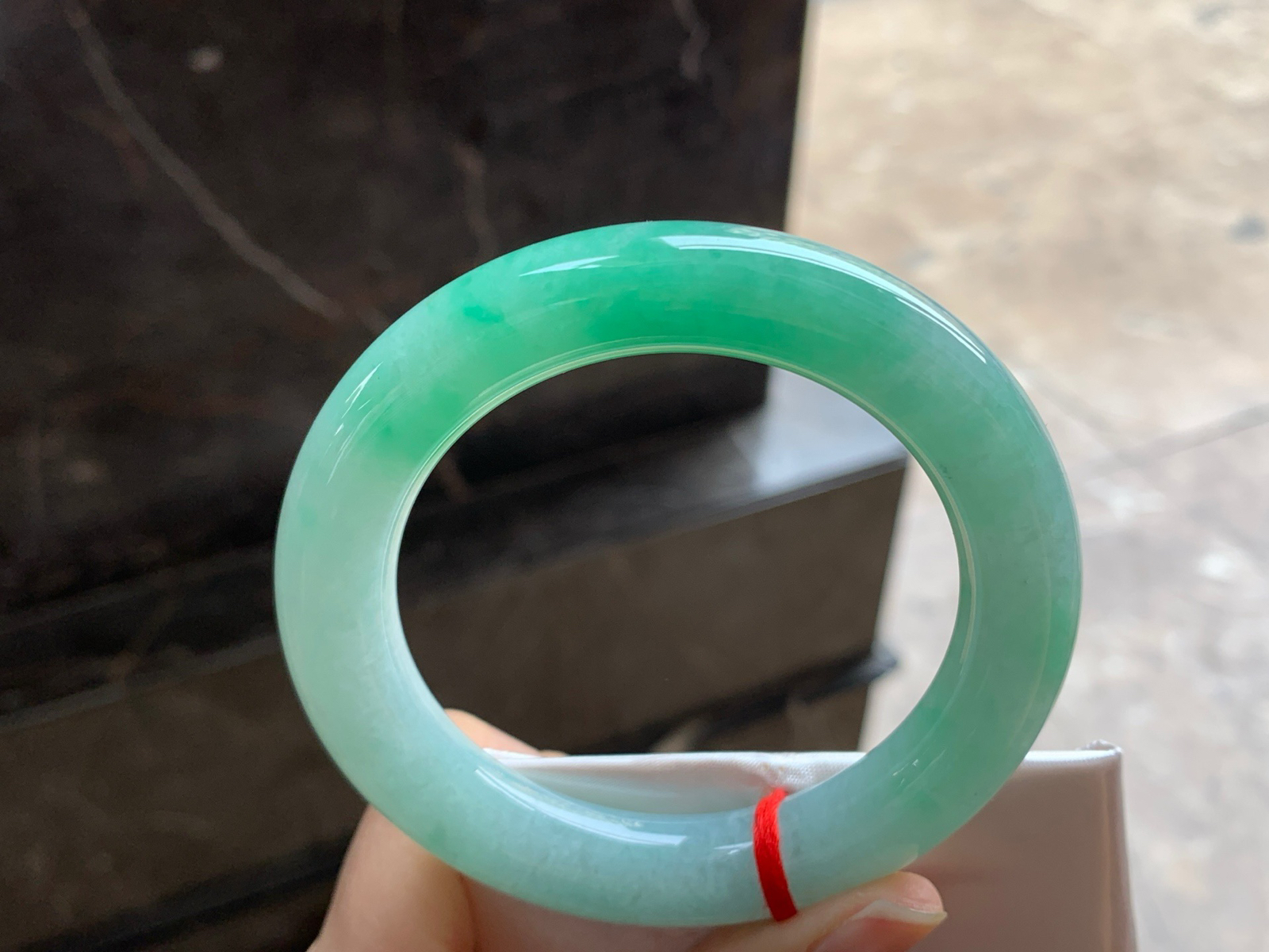 56.5-11.2

阳绿色圆条手镯^_^色阳 玉质温润